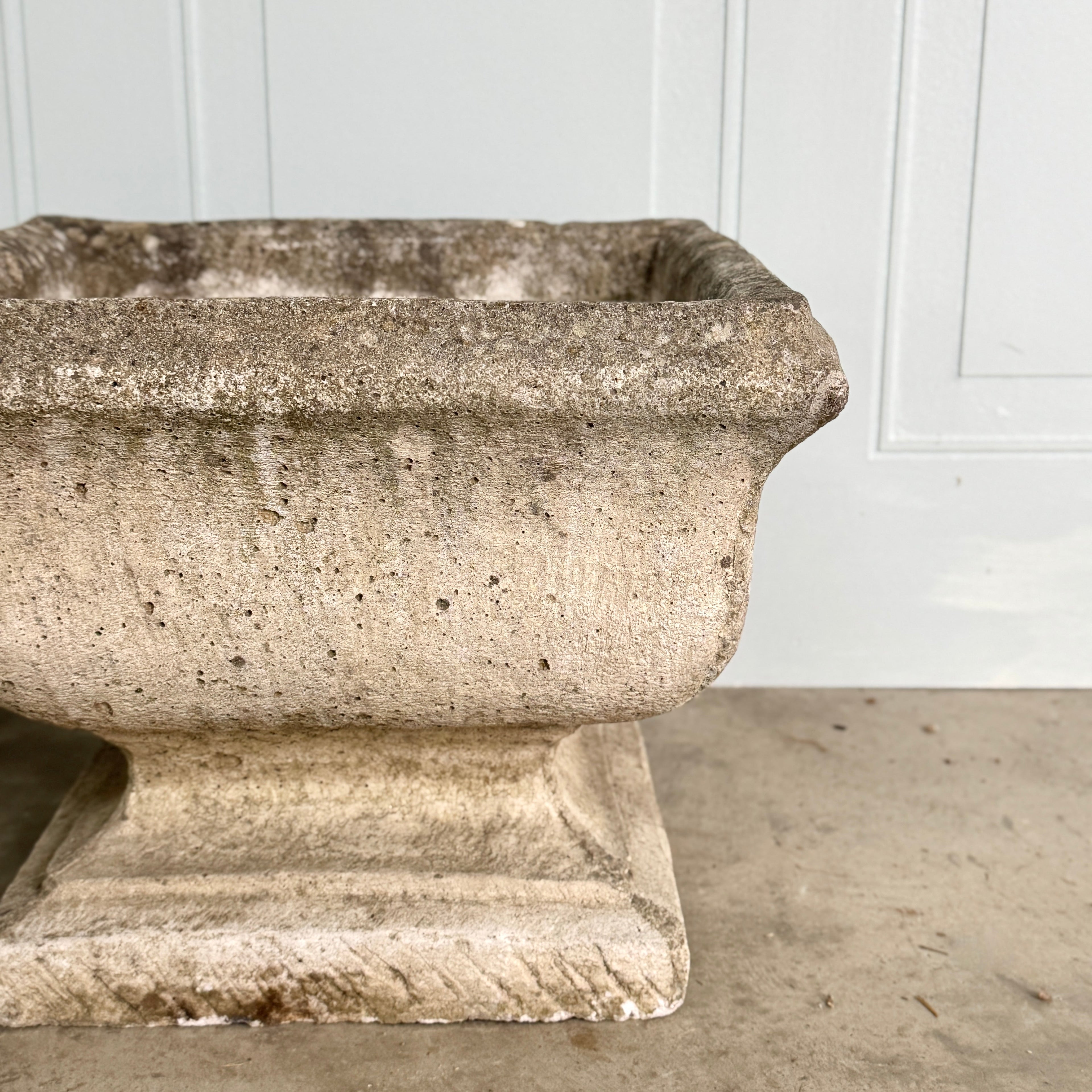 Paire de jardinières en béton du XXe siècle, magnifiquement vieillies