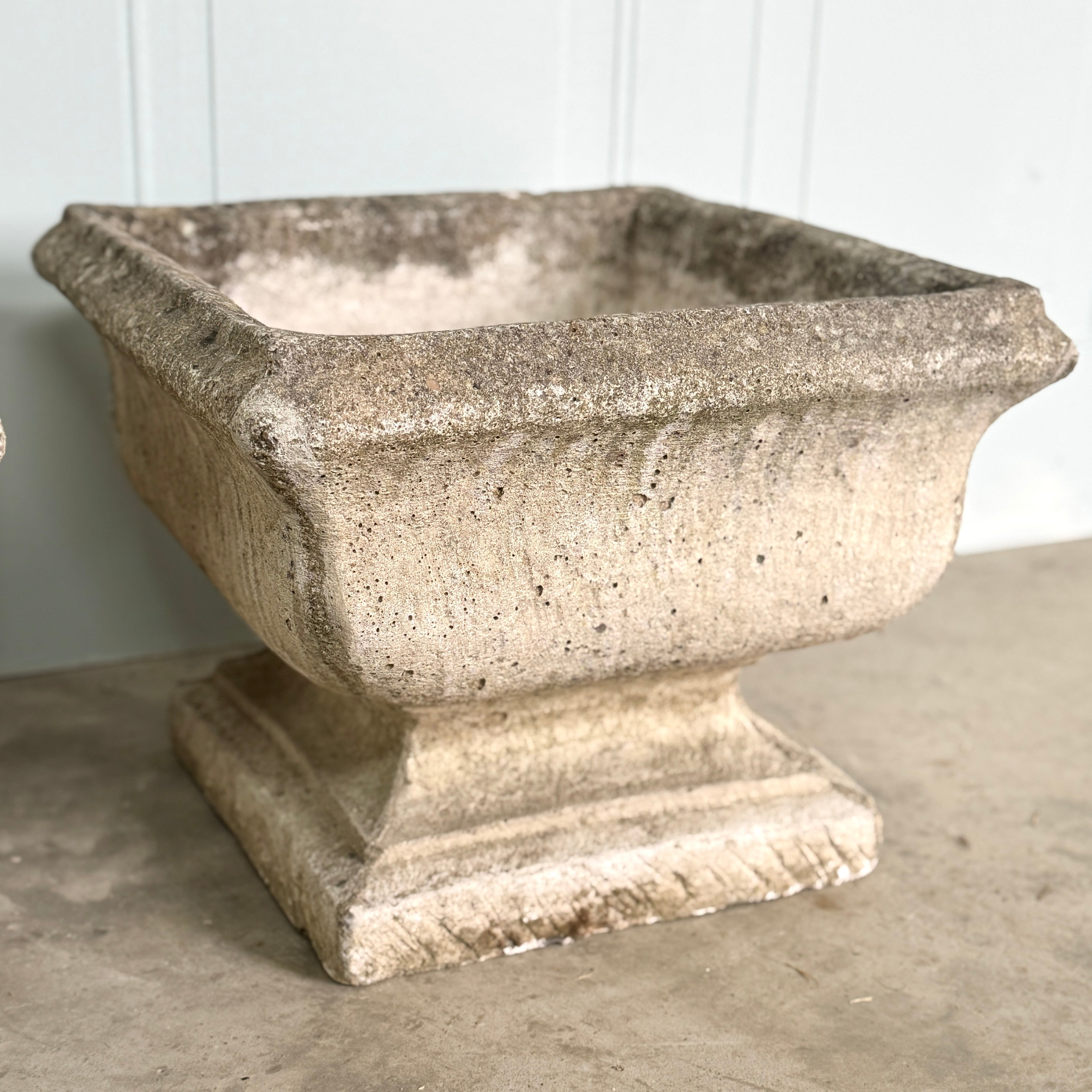 Paire de jardinières en béton du XXe siècle, magnifiquement vieillies