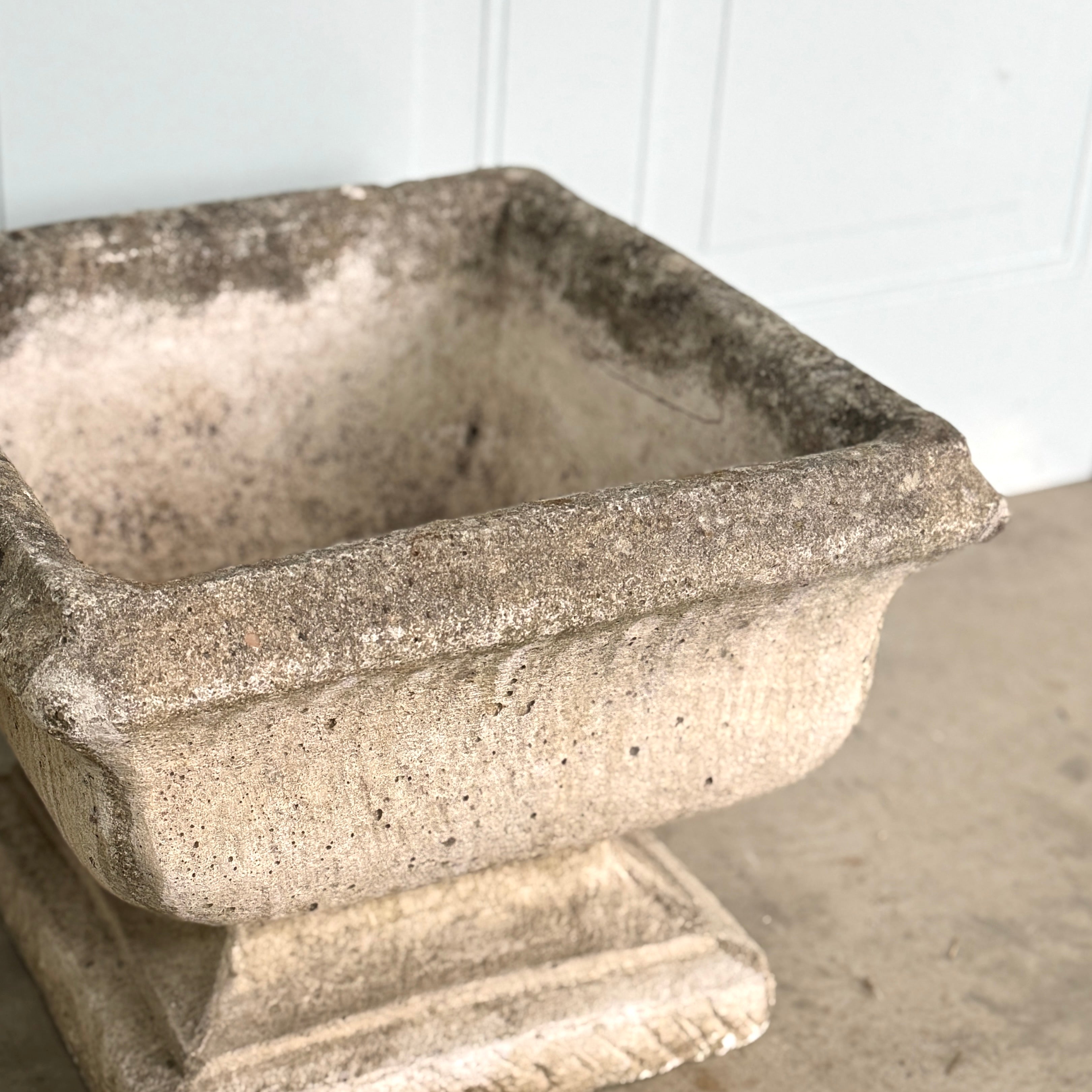 Paire de jardinières en béton du XXe siècle, magnifiquement vieillies