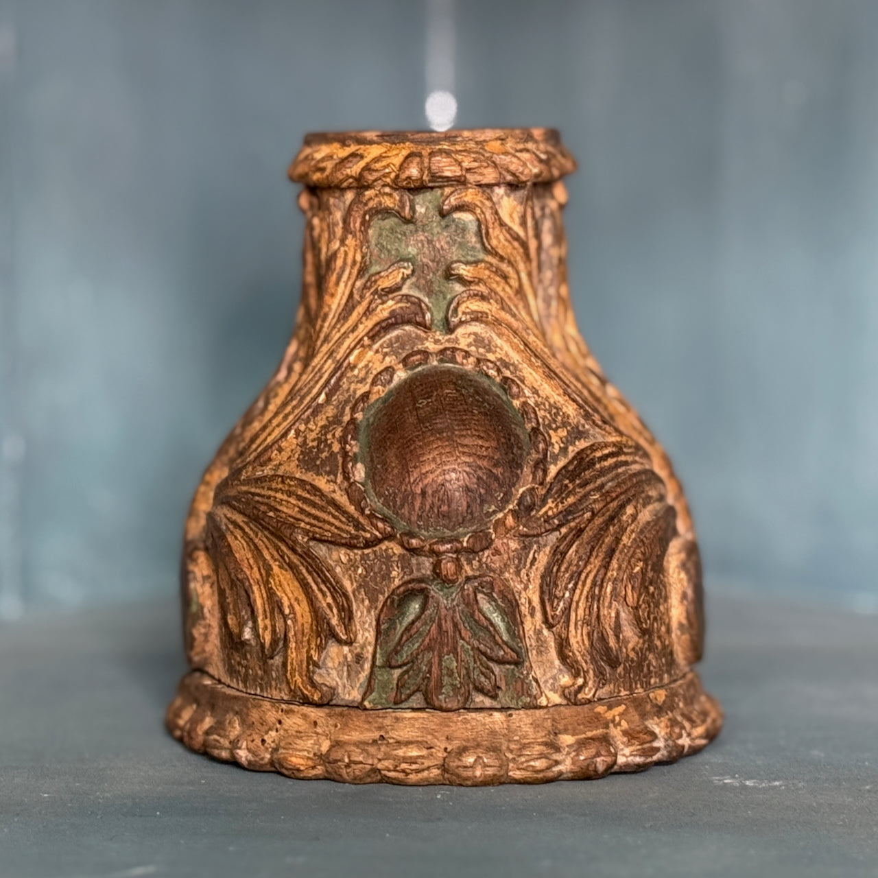 Objet décoratif belge antique sculpté