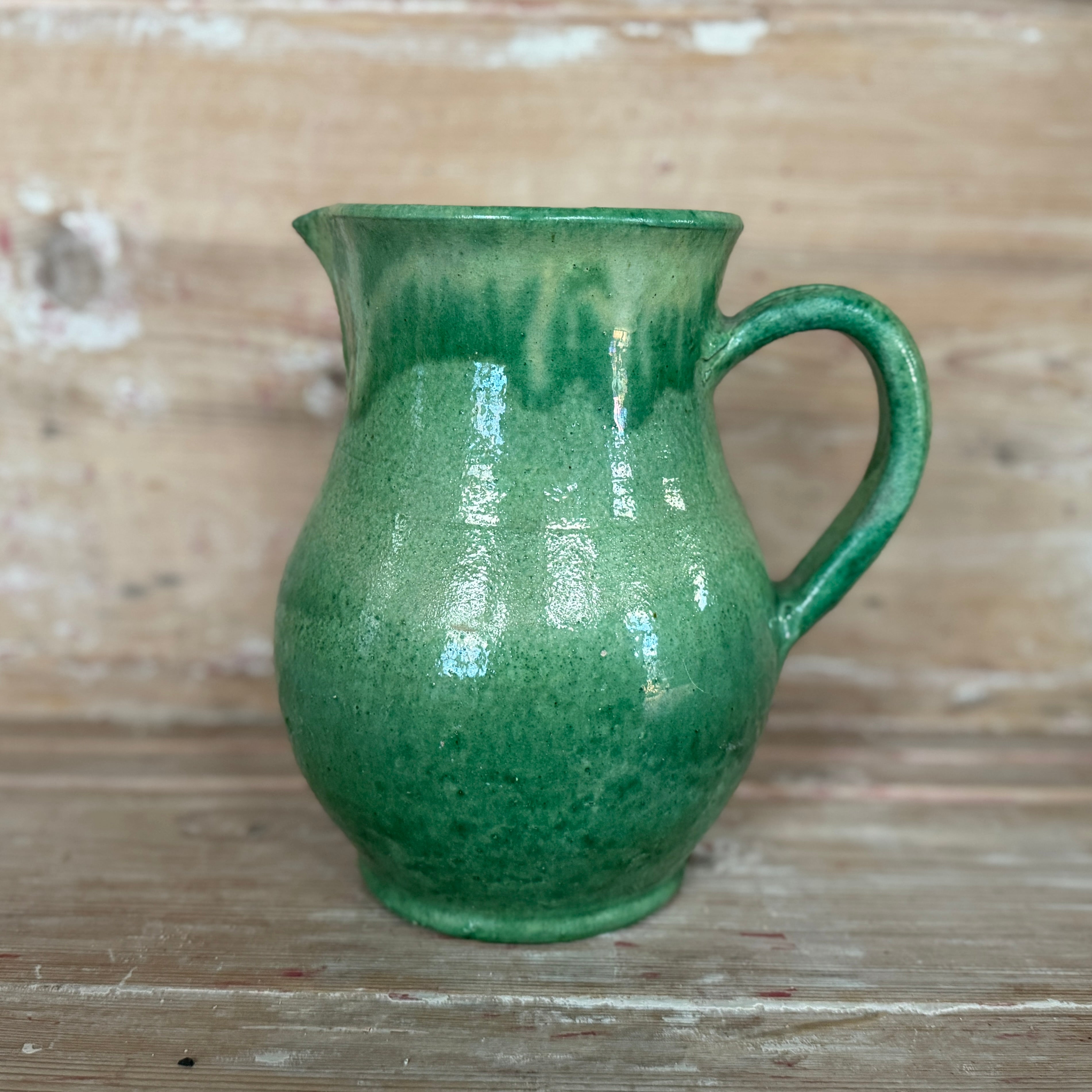 Pichet vert émaillé du XIXe siècle provenant du célèbre St-Jean-de-Vos