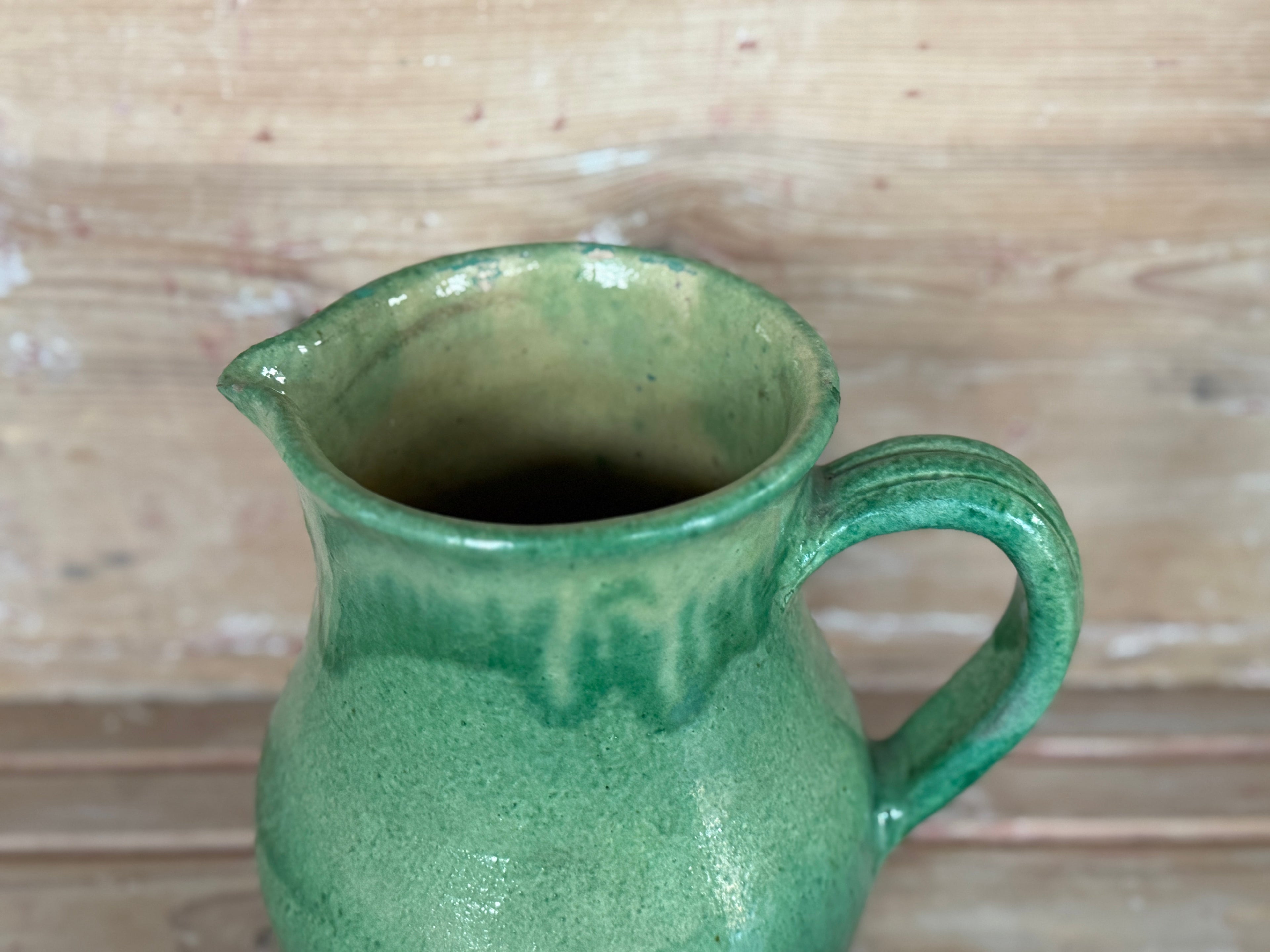 Pichet vert émaillé du XIXe siècle provenant du célèbre St-Jean-de-Vos