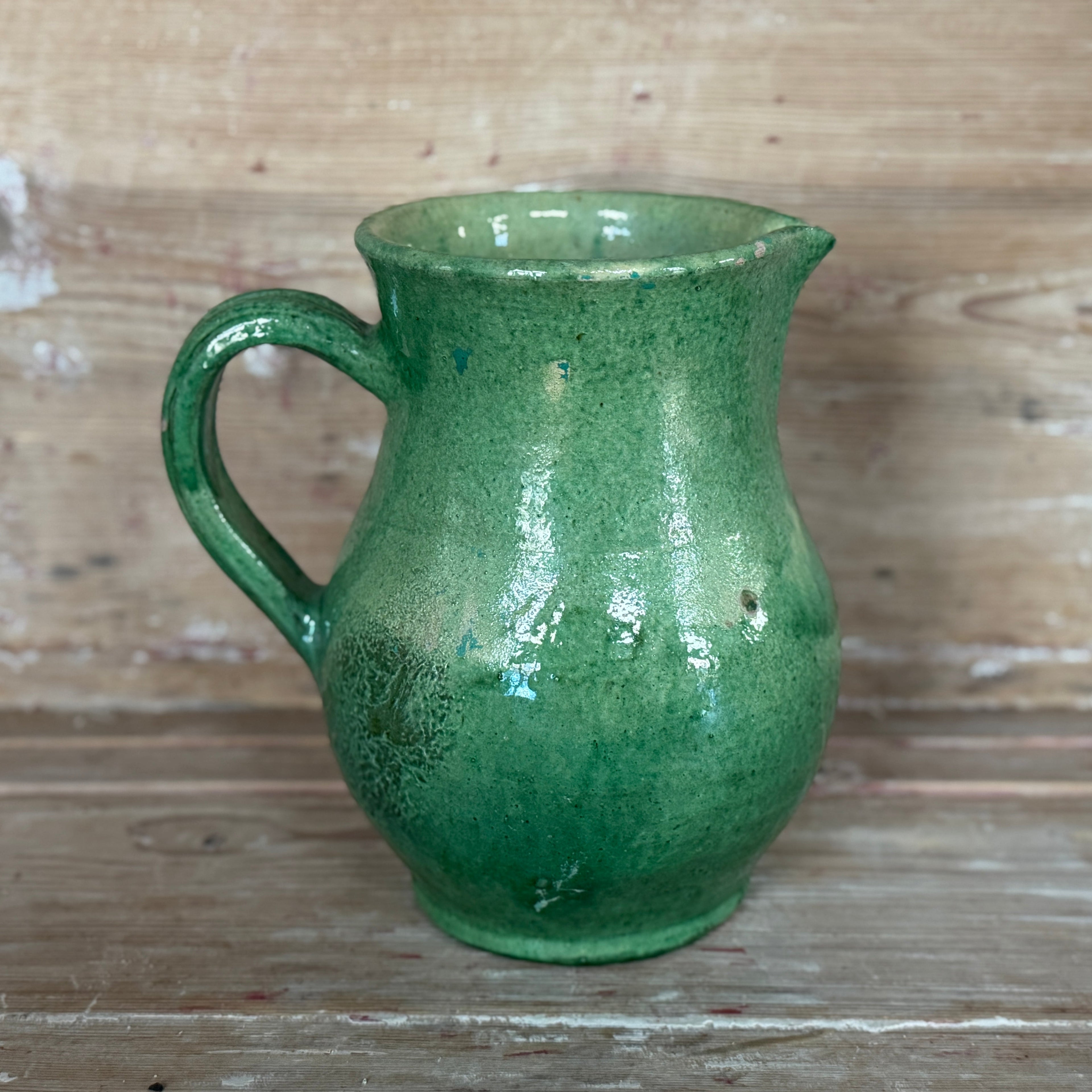 Pichet vert émaillé du XIXe siècle provenant du célèbre St-Jean-de-Vos