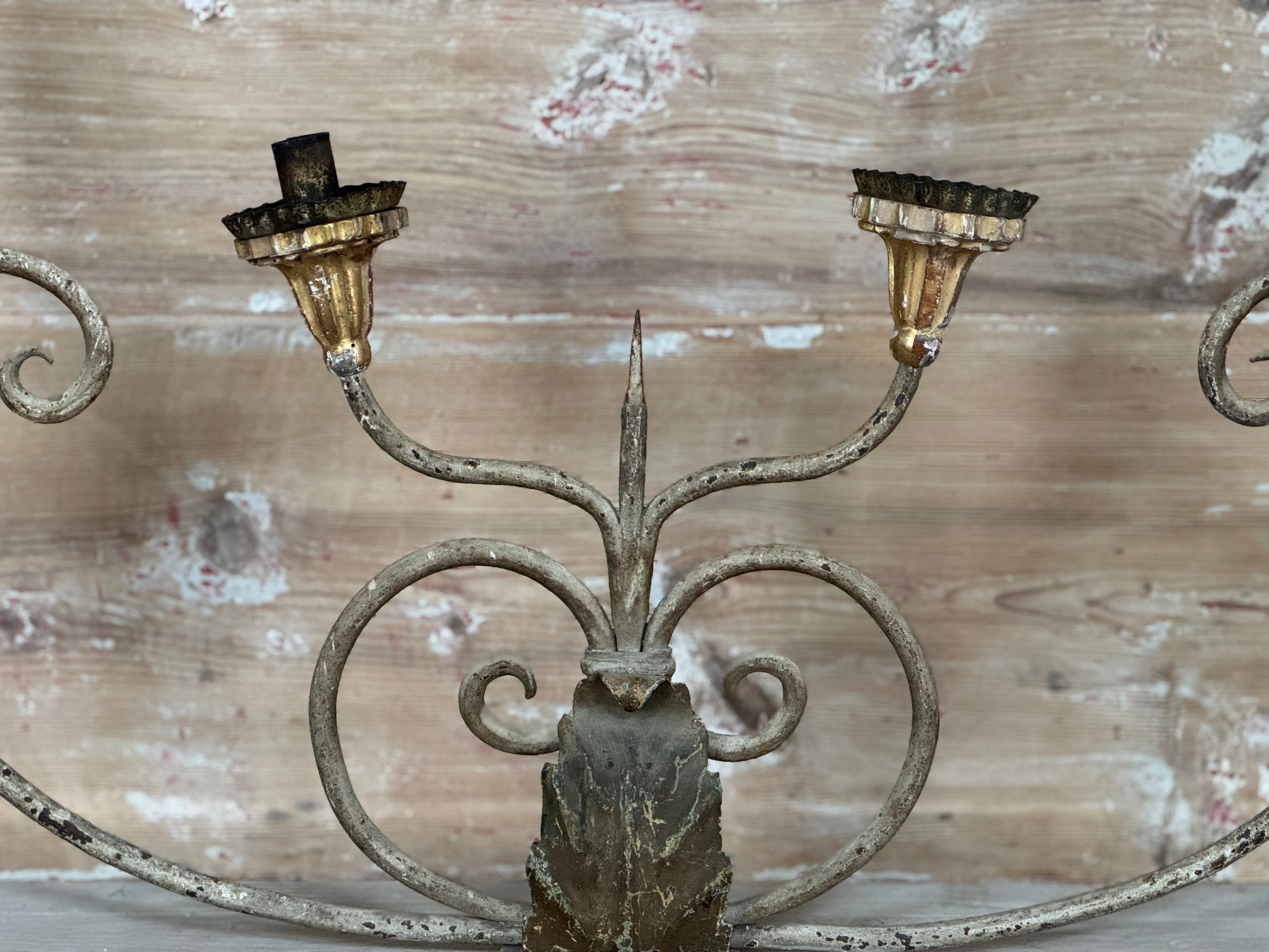 Paire de candélabres italiens sur base acrylique, vers 1700