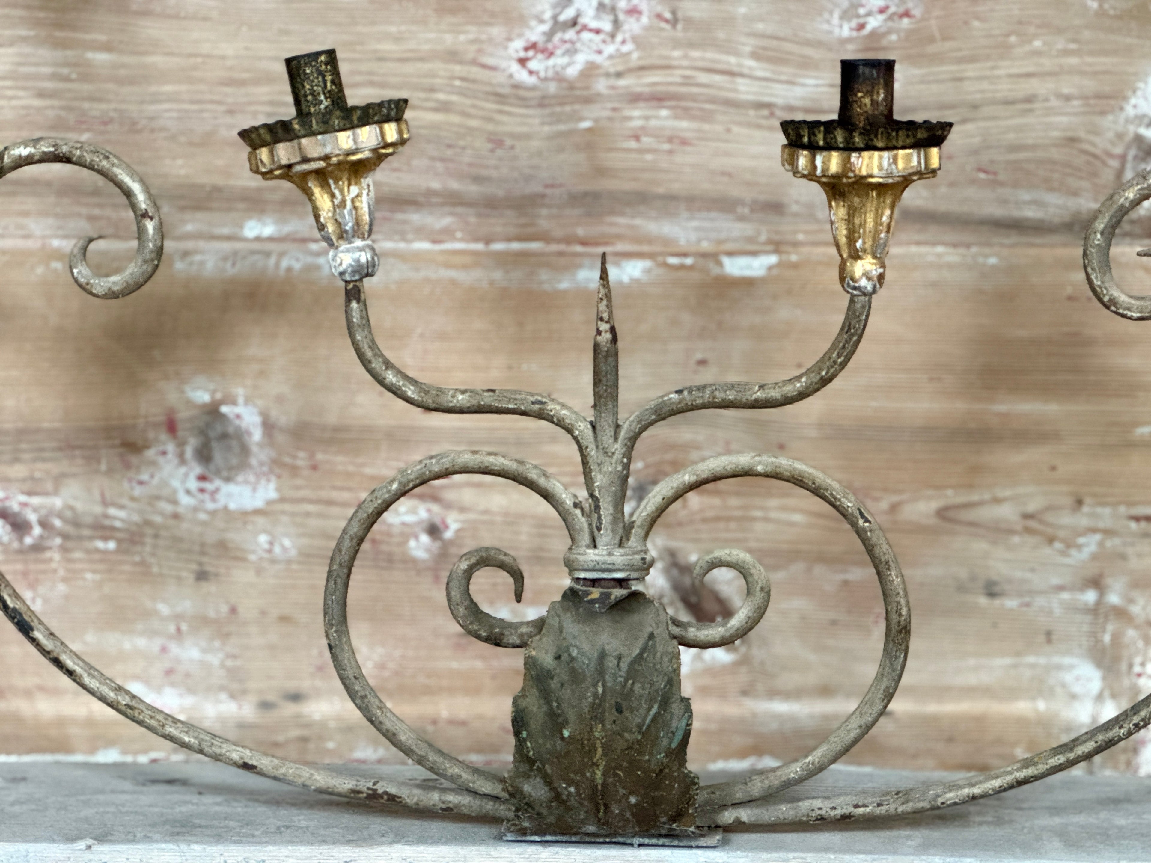 Paire de candélabres italiens sur base acrylique, vers 1700