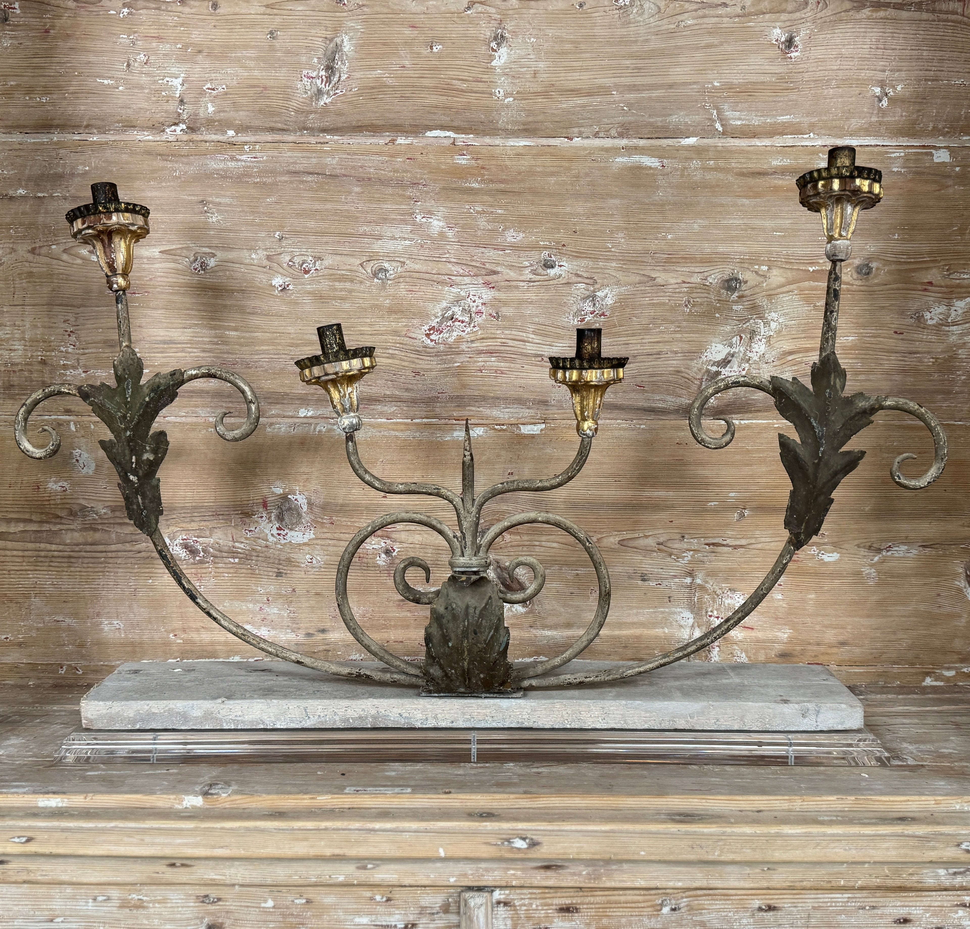 Paire de candélabres italiens sur base acrylique, vers 1700