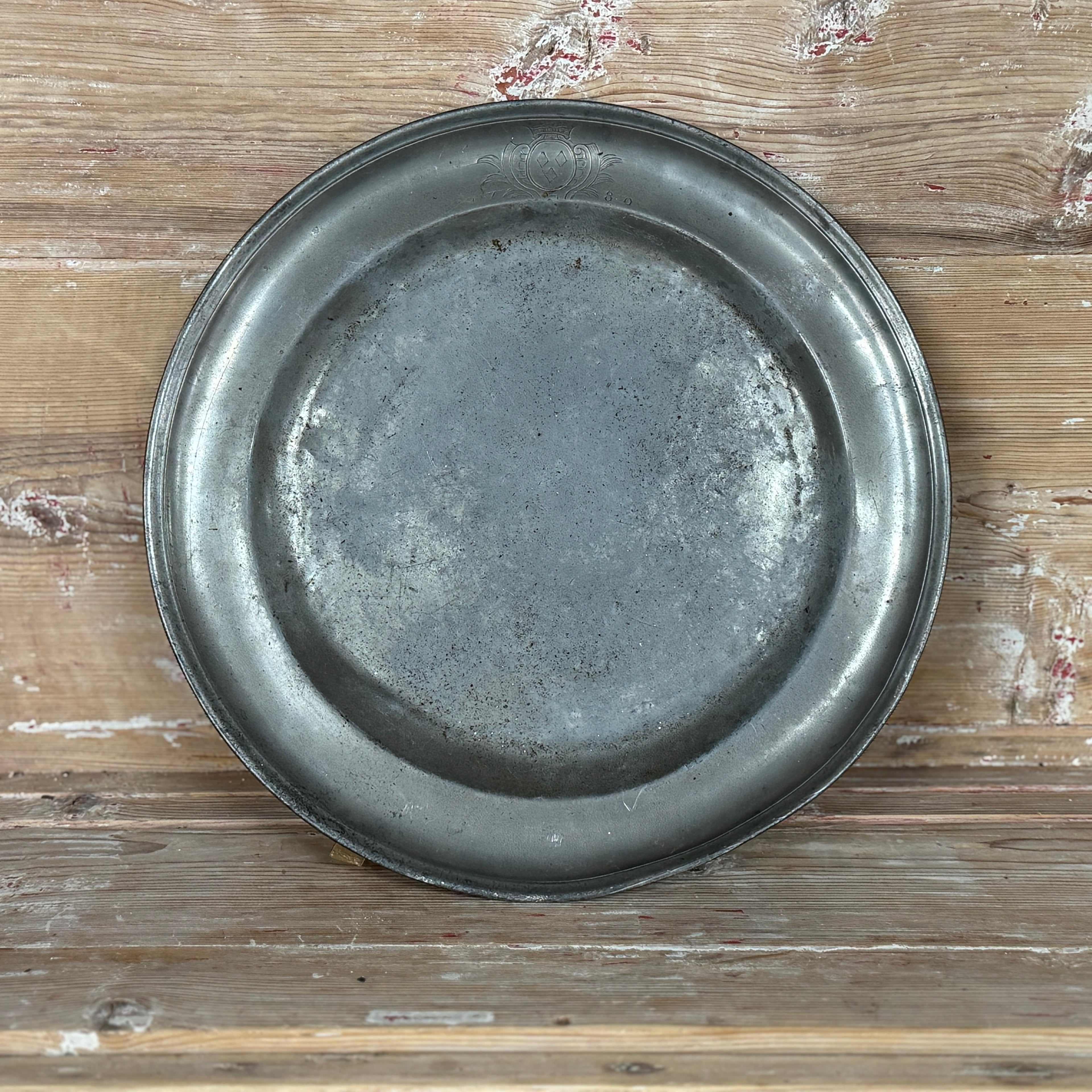 Assiette de présentation en étain antique, Jeux de Loire - XL