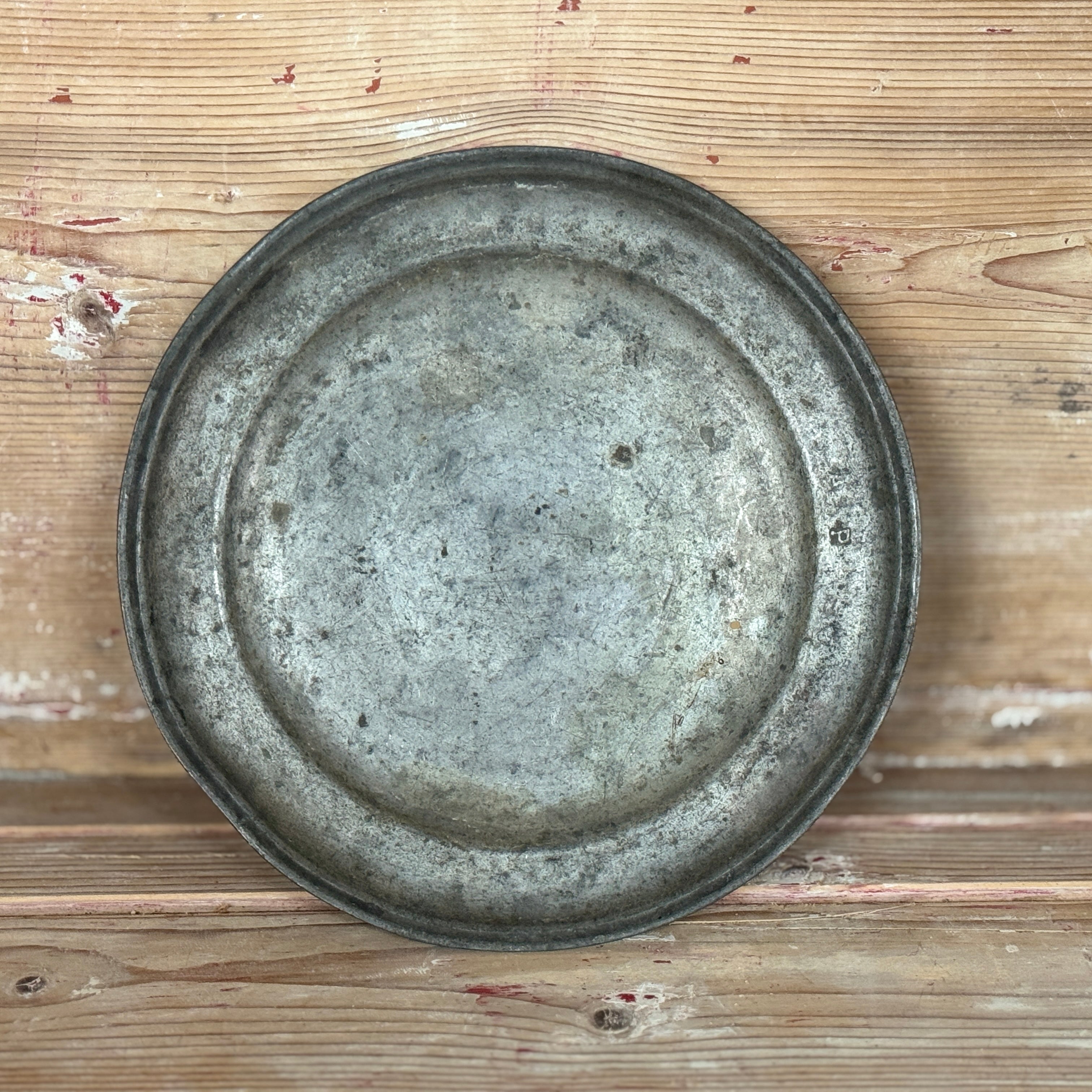 Assiette de présentation en étain antique, Jeux de Loire - Grande