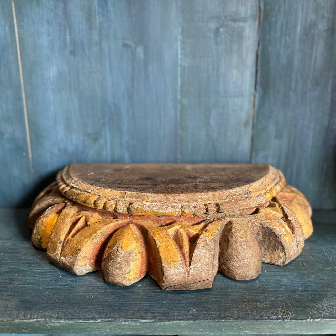 Fragment architectural européen antique en bois doré