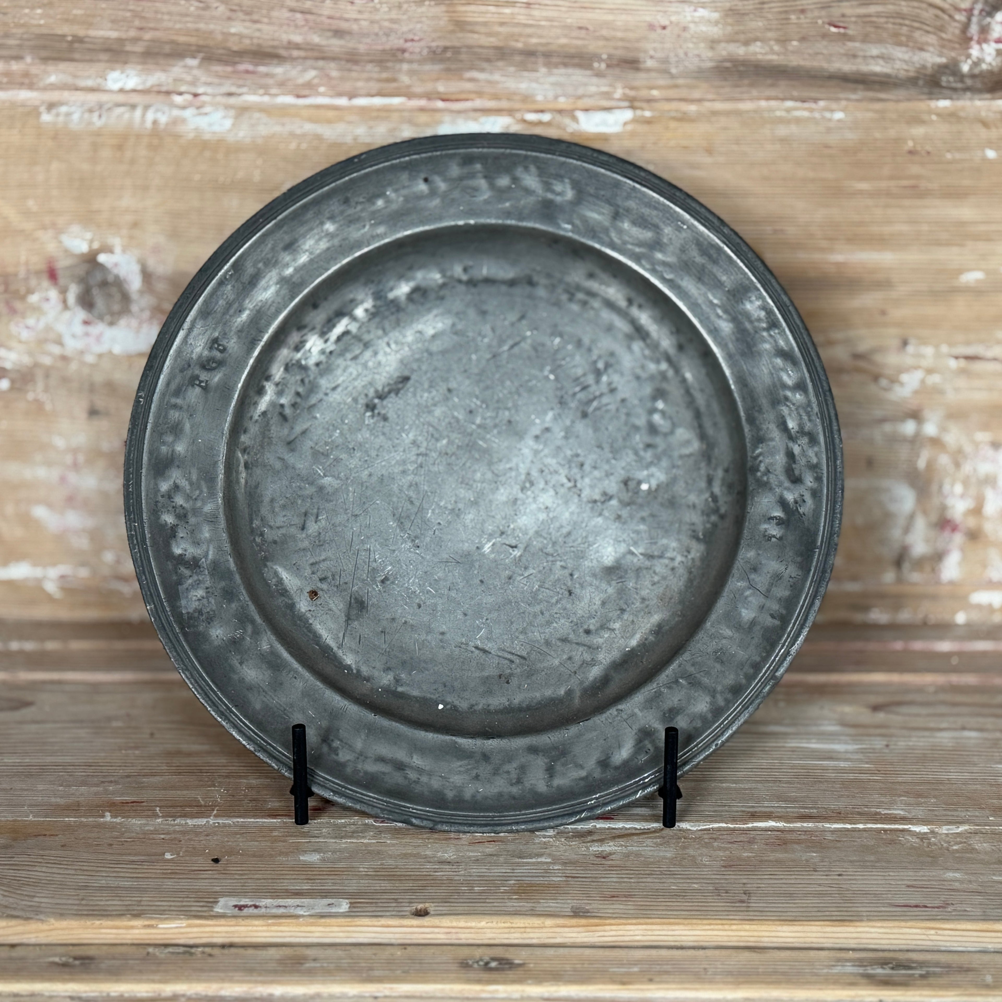 Assiette de présentation en étain antique, Jeux de Loire - Petite