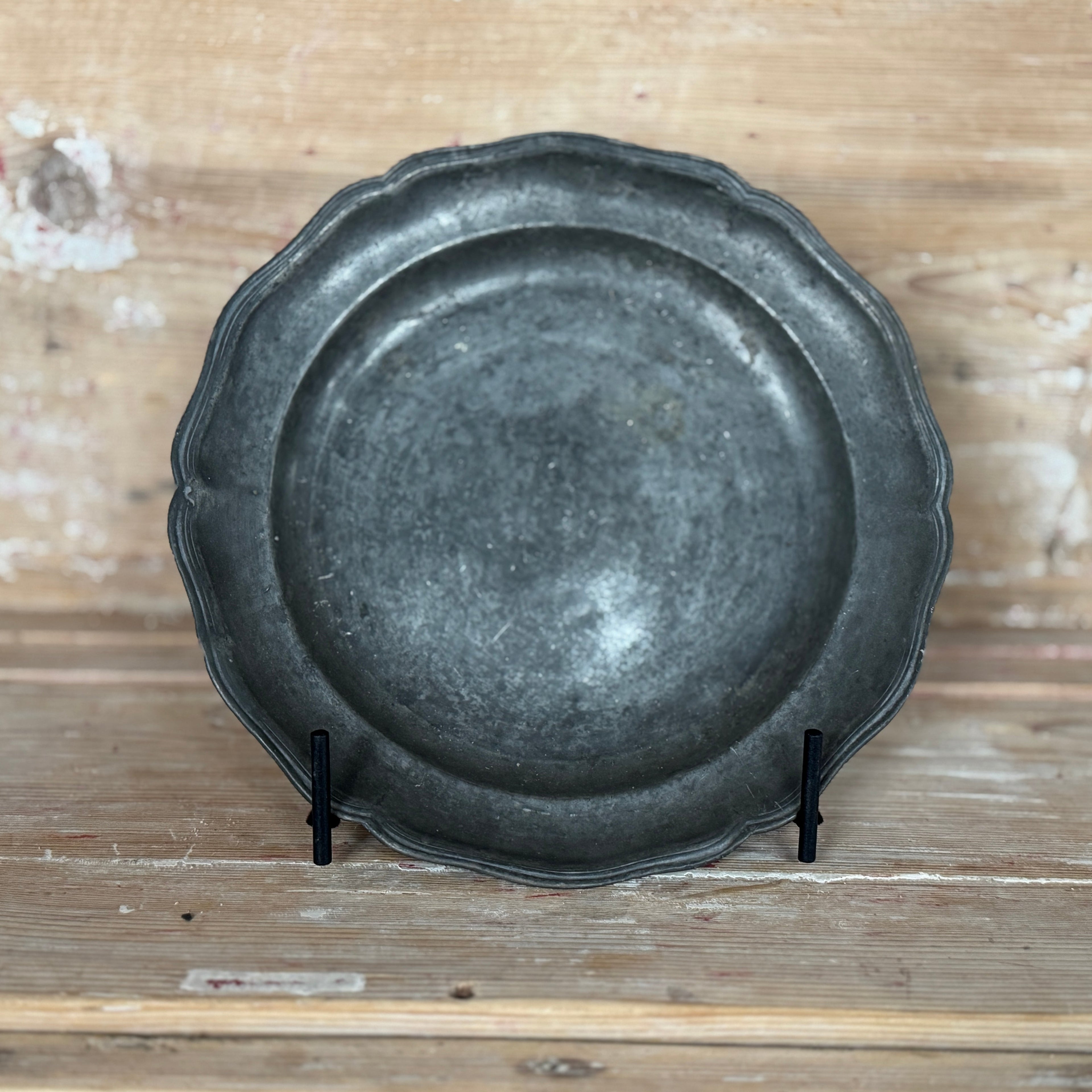 Assiette de présentation en étain antique, Jeux de Loire - Petite