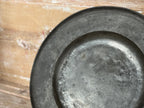 Assiette de présentation en étain antique, Jeux de Loire - Grande