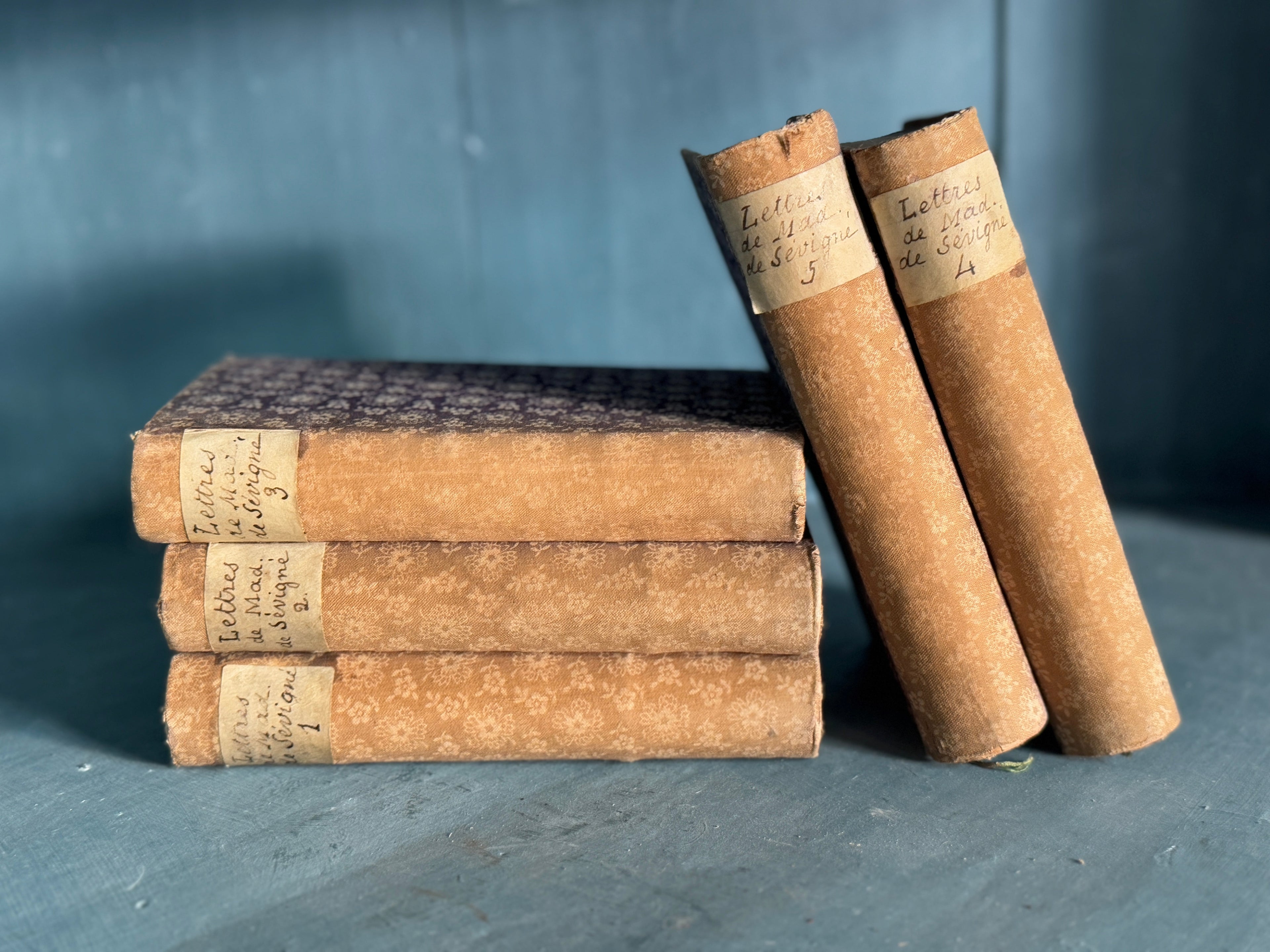 Livres anciens à motifs textiles, lot de 5