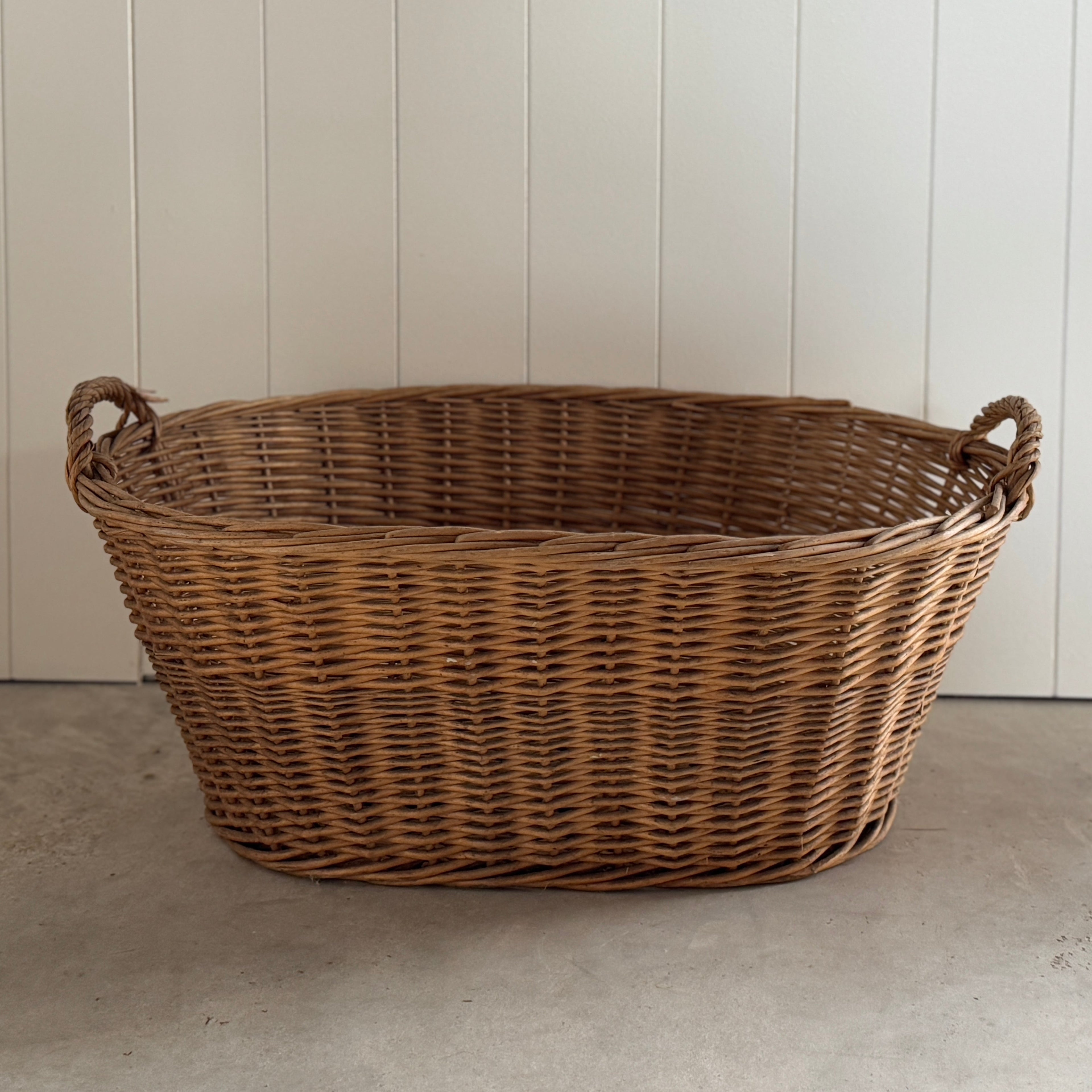Panier à linge vintage en osier belge