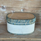 Boîte à chapeau italienne antique avec détails marbrés bleus