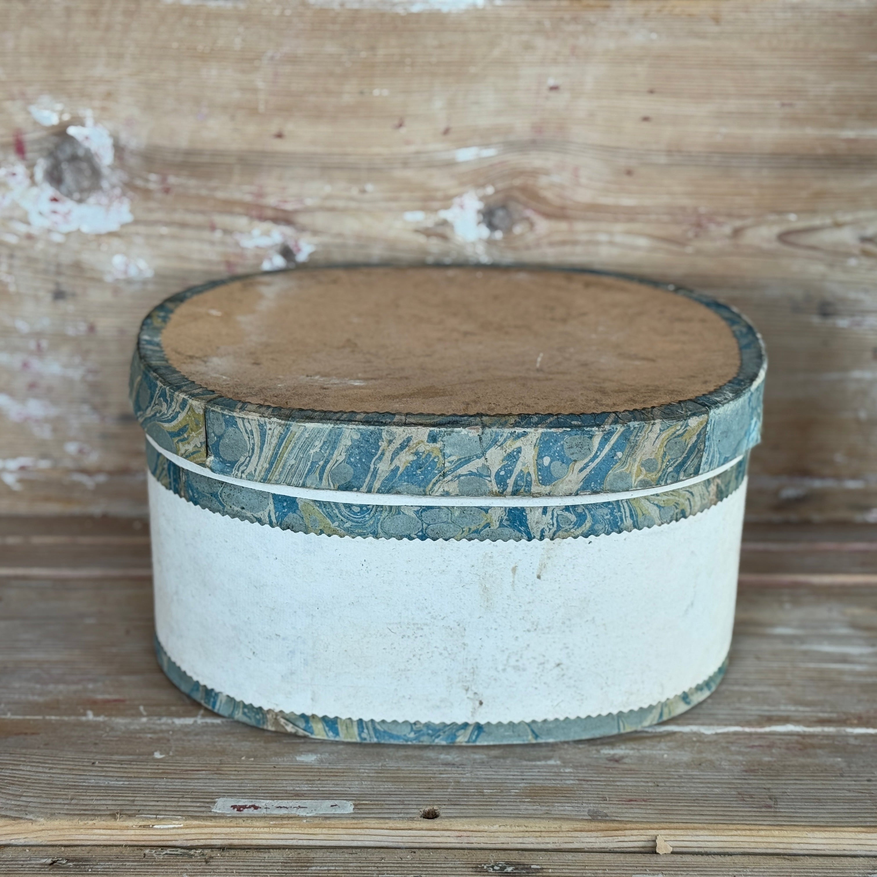 Boîte à chapeau italienne antique avec détails marbrés bleus