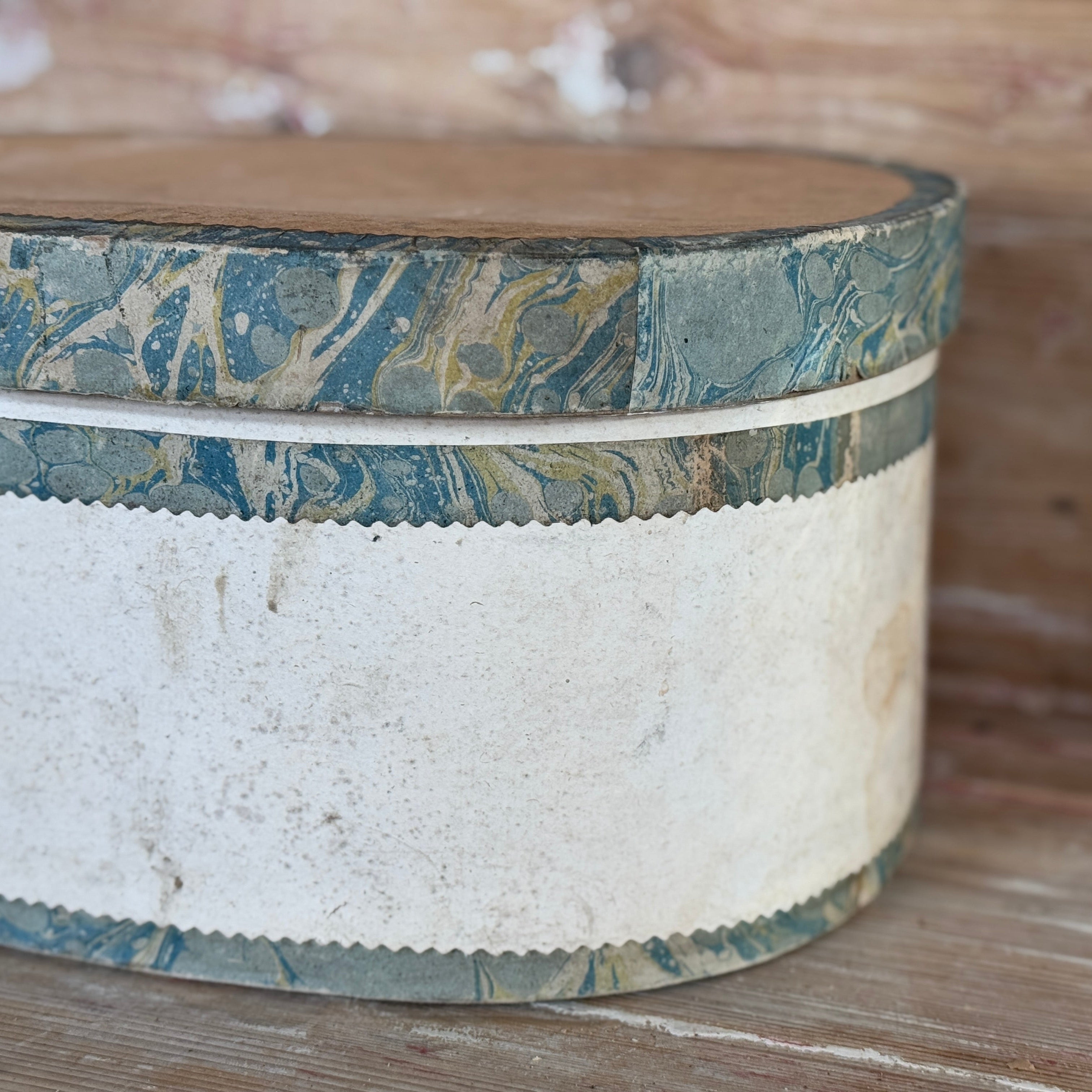 Boîte à chapeau italienne antique avec détails marbrés bleus
