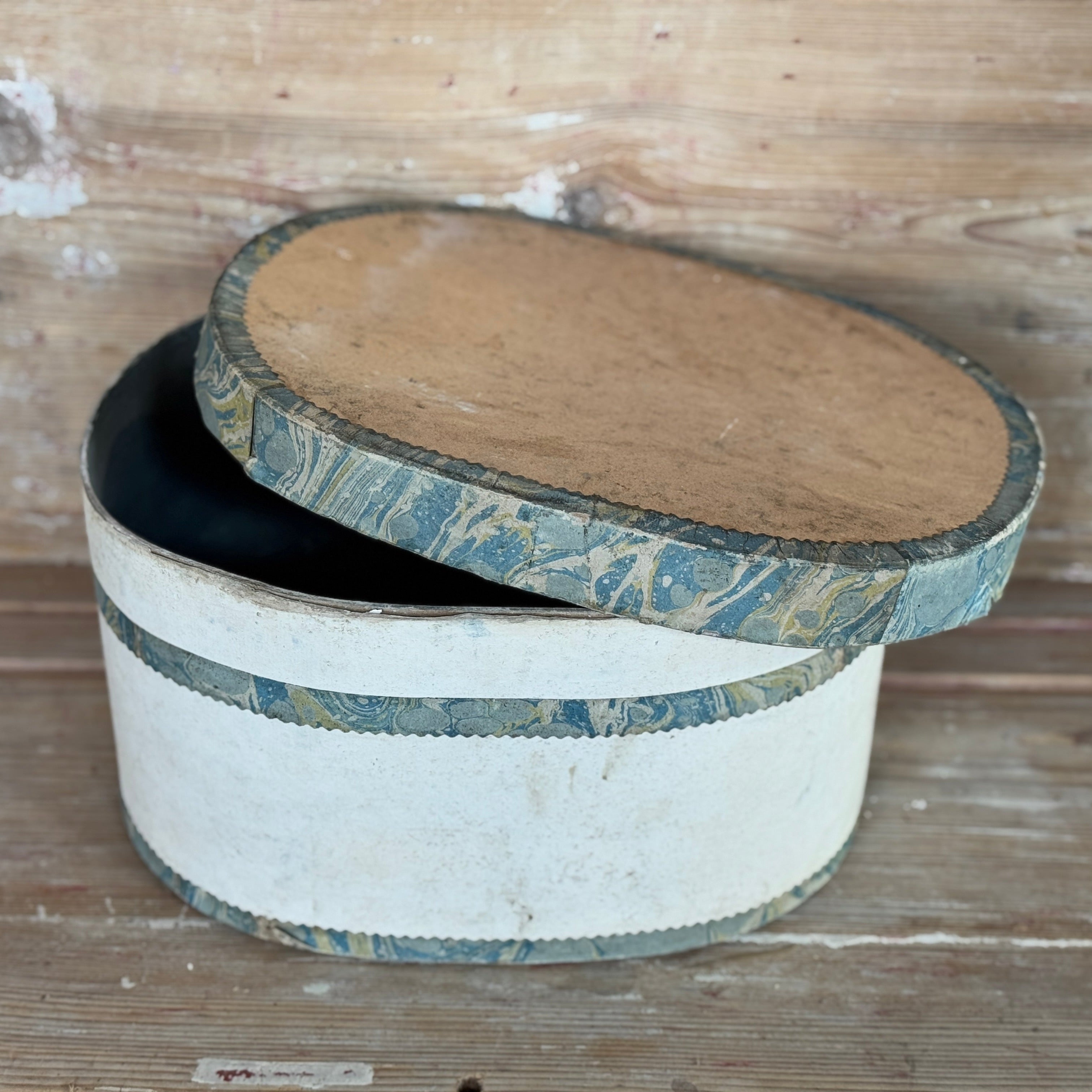 Boîte à chapeau italienne antique avec détails marbrés bleus