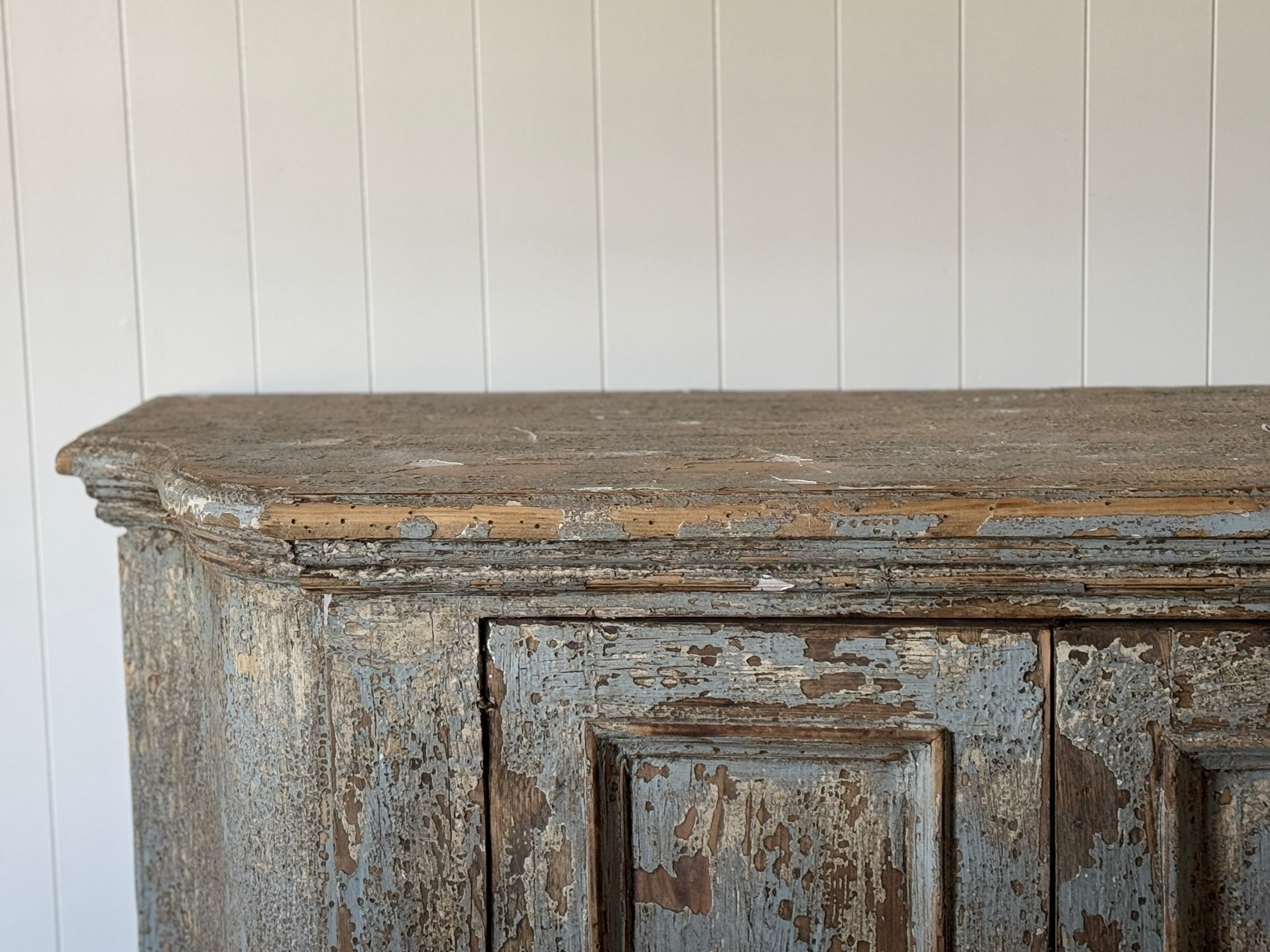 Superbe buffet de reproduction fabriqué à partir de bois toscan récupéré