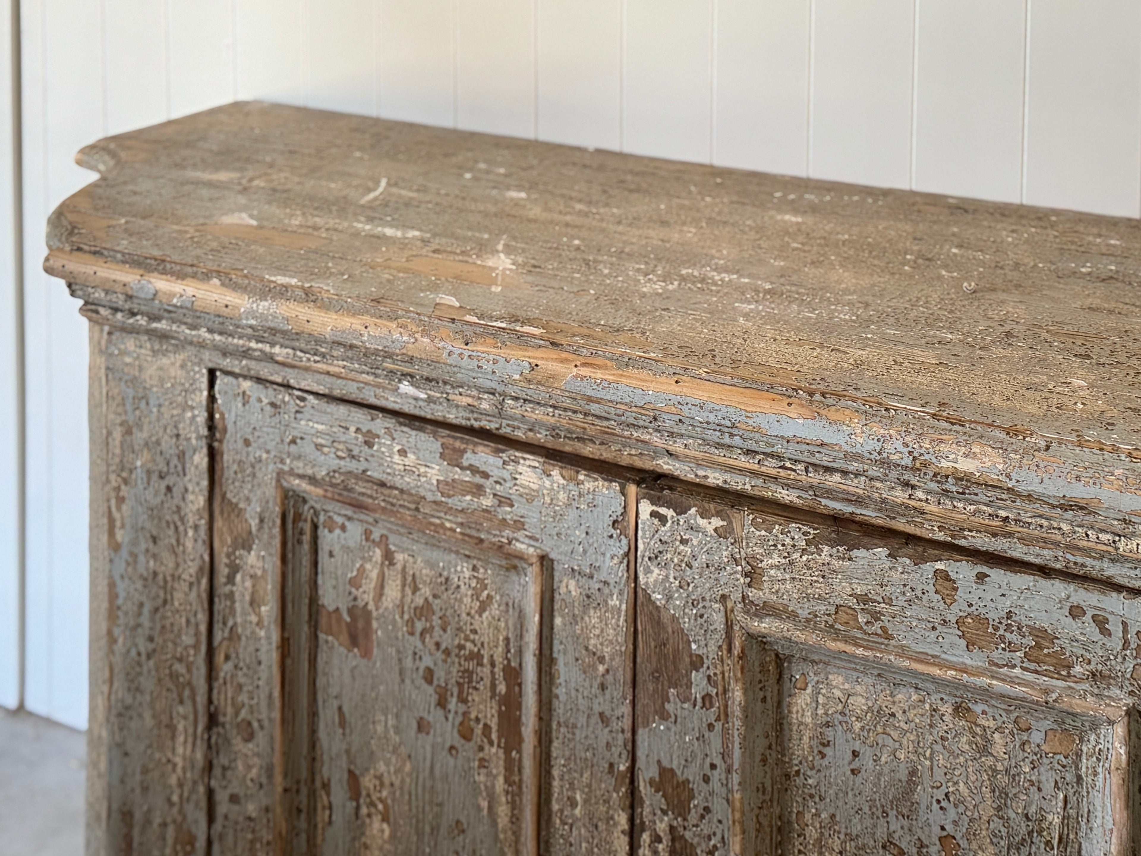 Superbe buffet de reproduction fabriqué à partir de bois toscan récupéré