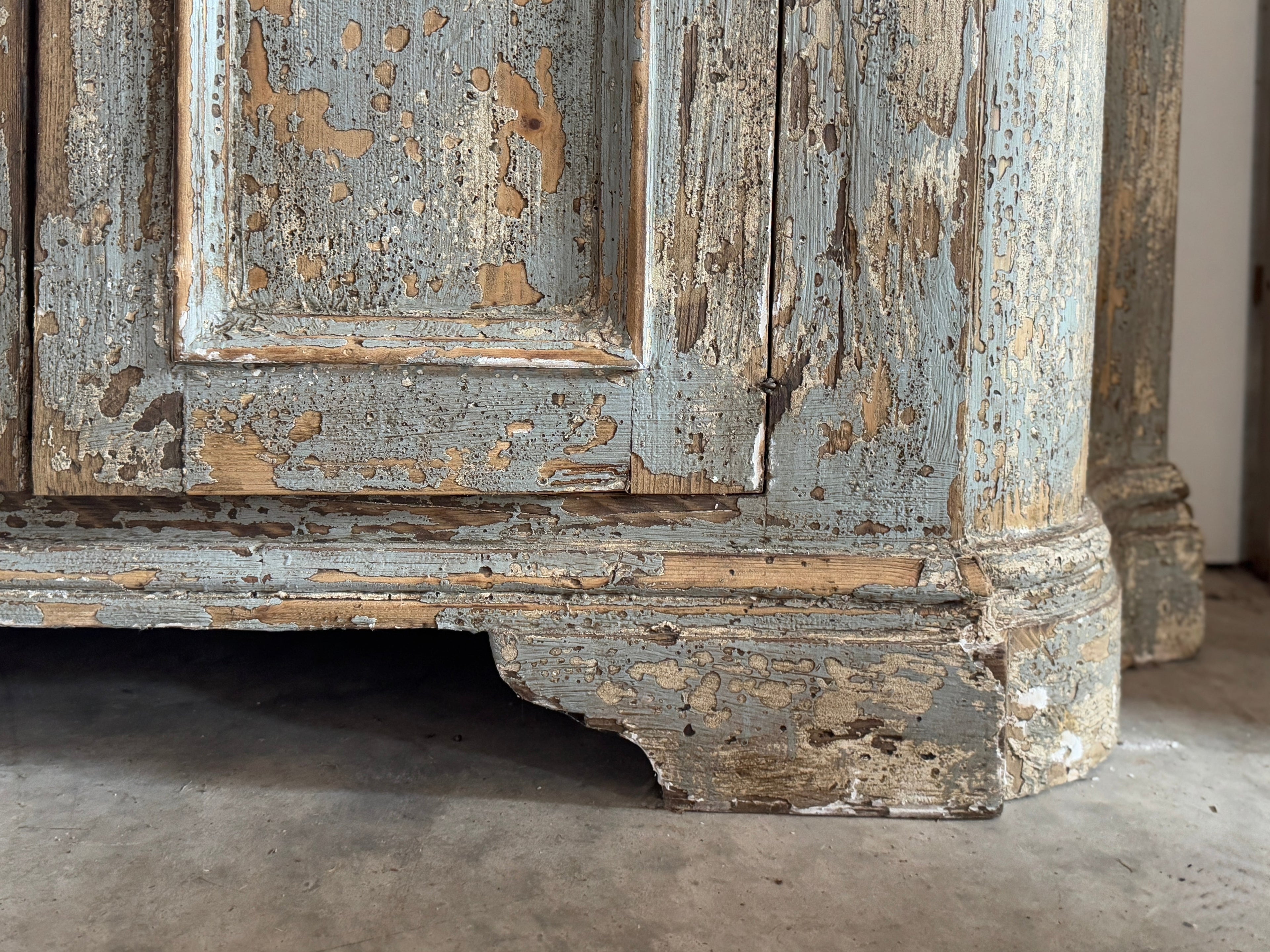 Superbe buffet de reproduction fabriqué à partir de bois toscan récupéré