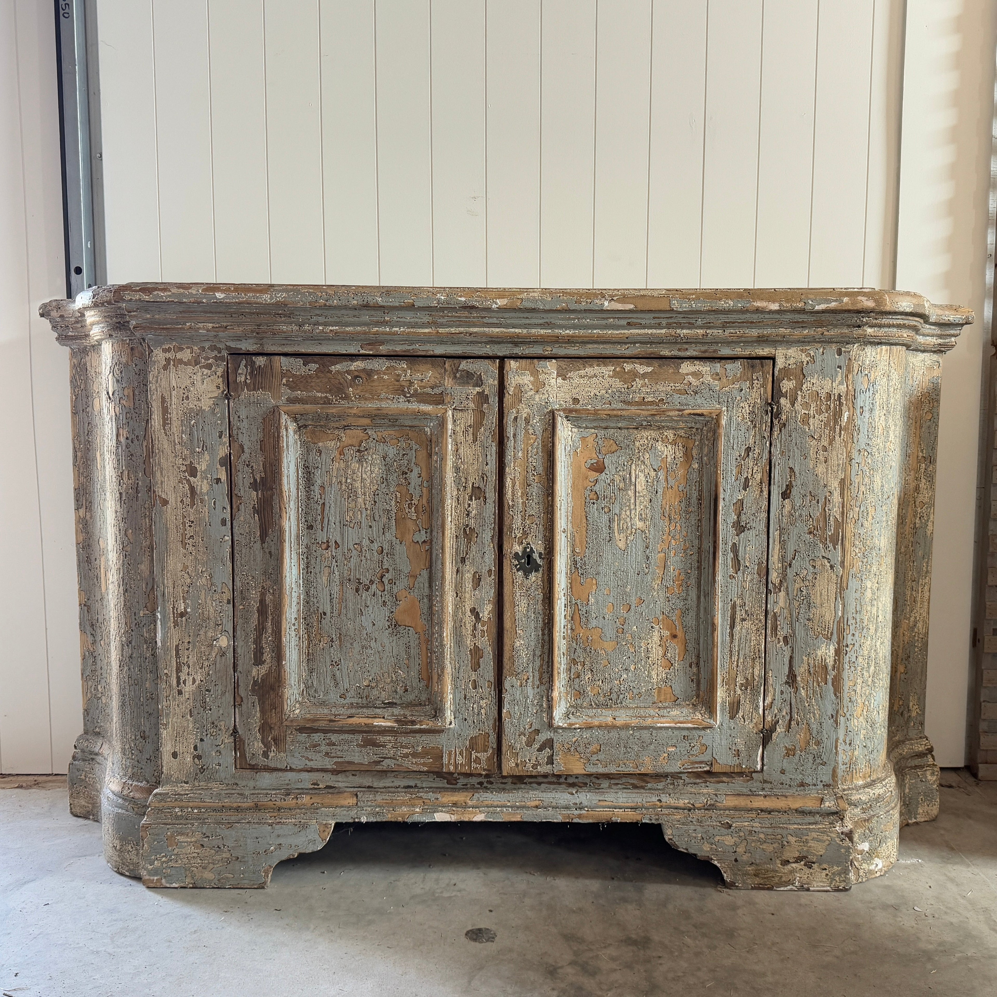 Superbe buffet de reproduction fabriqué à partir de bois toscan récupéré