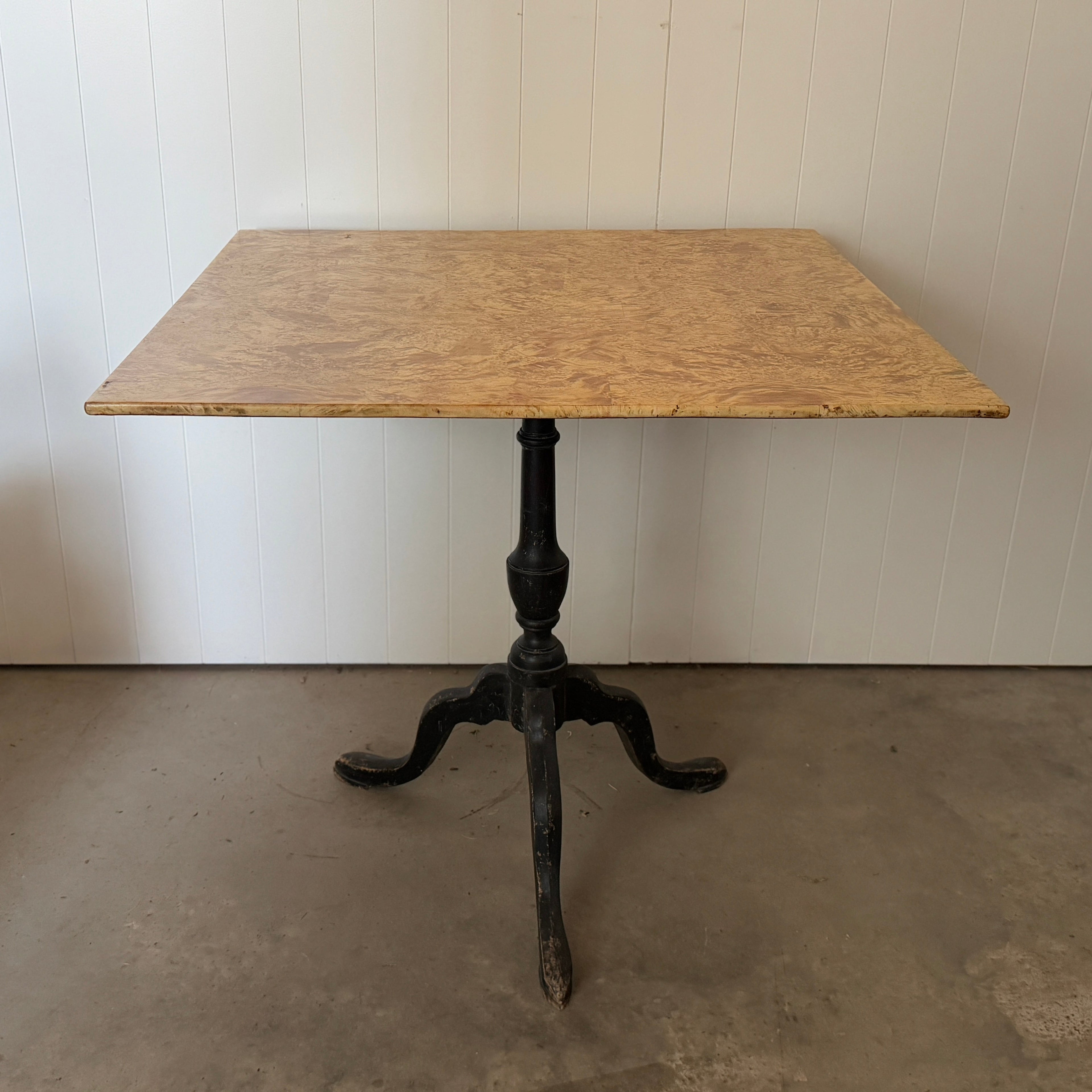 Table suédoise antique à plateau basculant en racine d'aulne blanchie, vers 1920