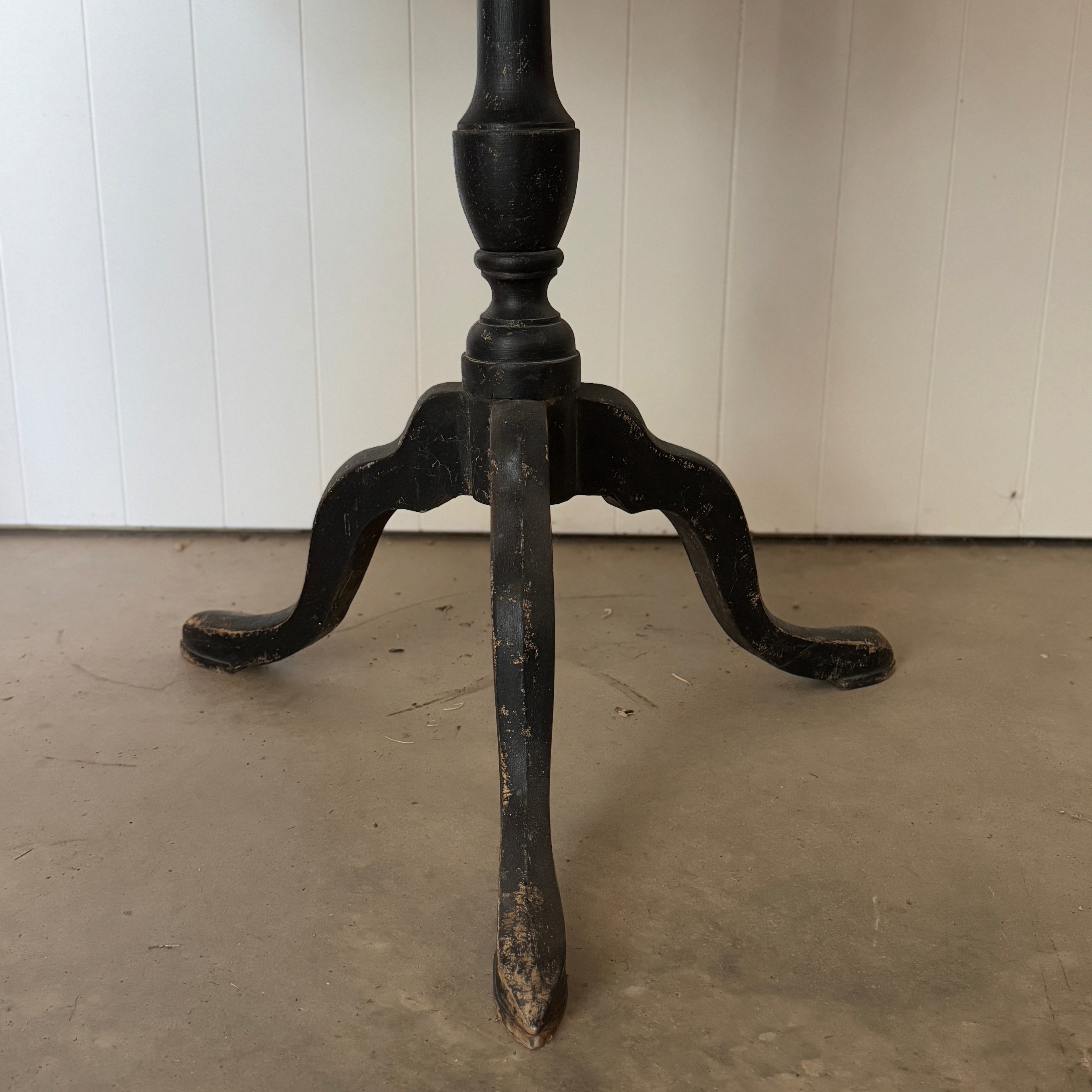 Table suédoise antique à plateau basculant en racine d'aulne blanchie, vers 1920