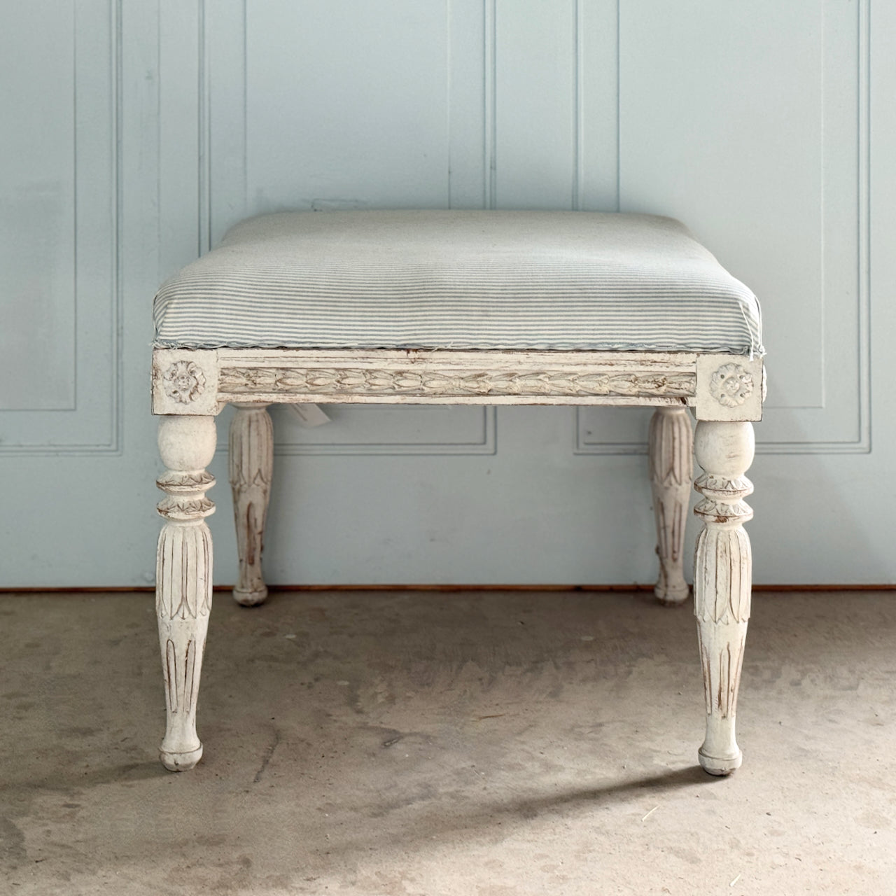 Tabouret suédois sculpté à la main vers 1880