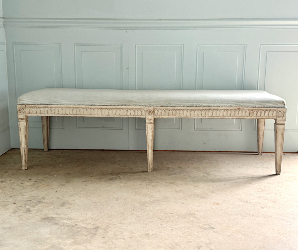 Banc sculpté à la main de style gustavien suédois (vers 1880) avec un nouveau revêtement à rayures