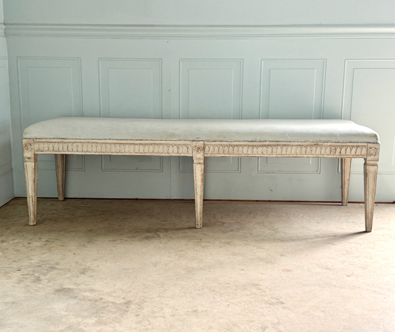 Banc sculpté à la main de style gustavien suédois (vers 1880) avec un nouveau revêtement à rayures