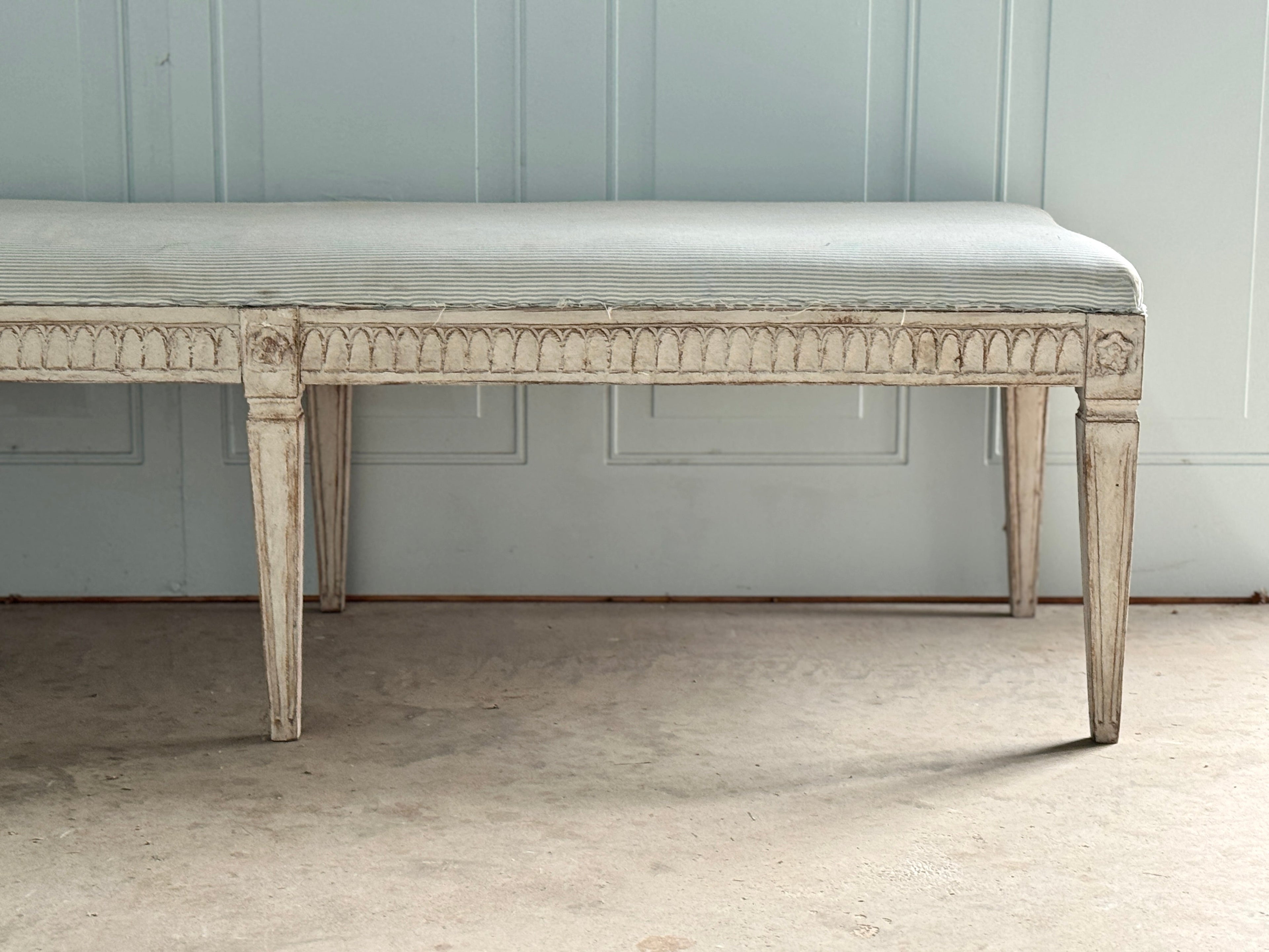 Banc sculpté à la main de style gustavien suédois (vers 1880) avec un nouveau revêtement à rayures