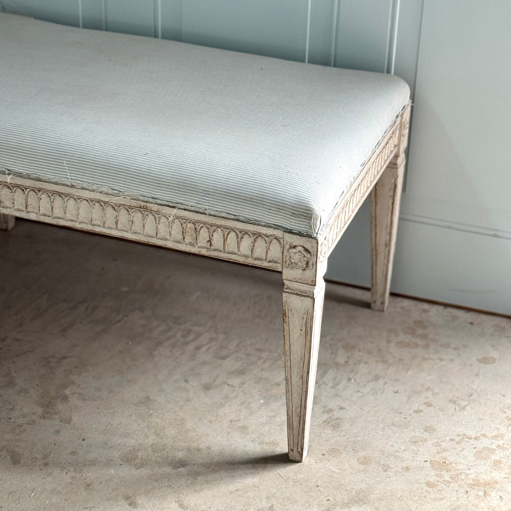 Banc sculpté à la main de style gustavien suédois (vers 1880) avec un nouveau revêtement à rayures