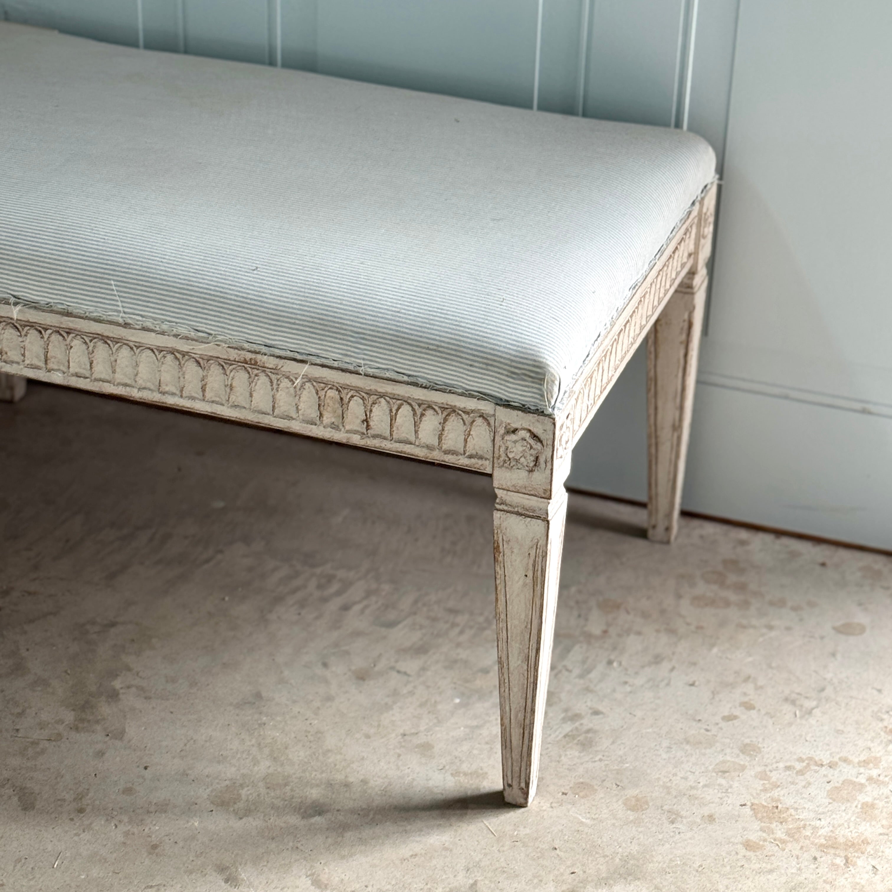 Banc sculpté à la main de style gustavien suédois (vers 1880) avec un nouveau revêtement à rayures