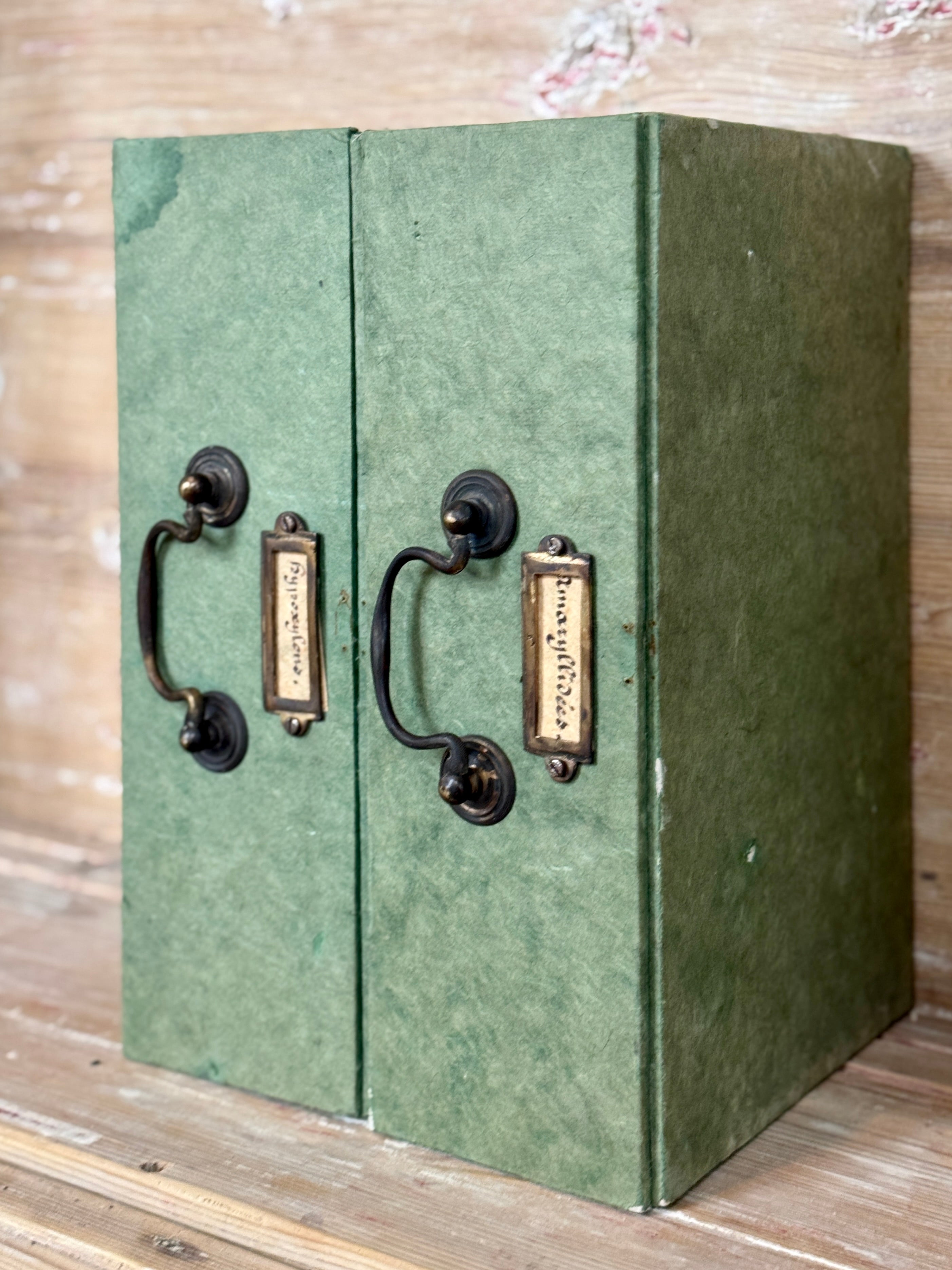 Boîte à documents verte vintage française avec poignée en laiton