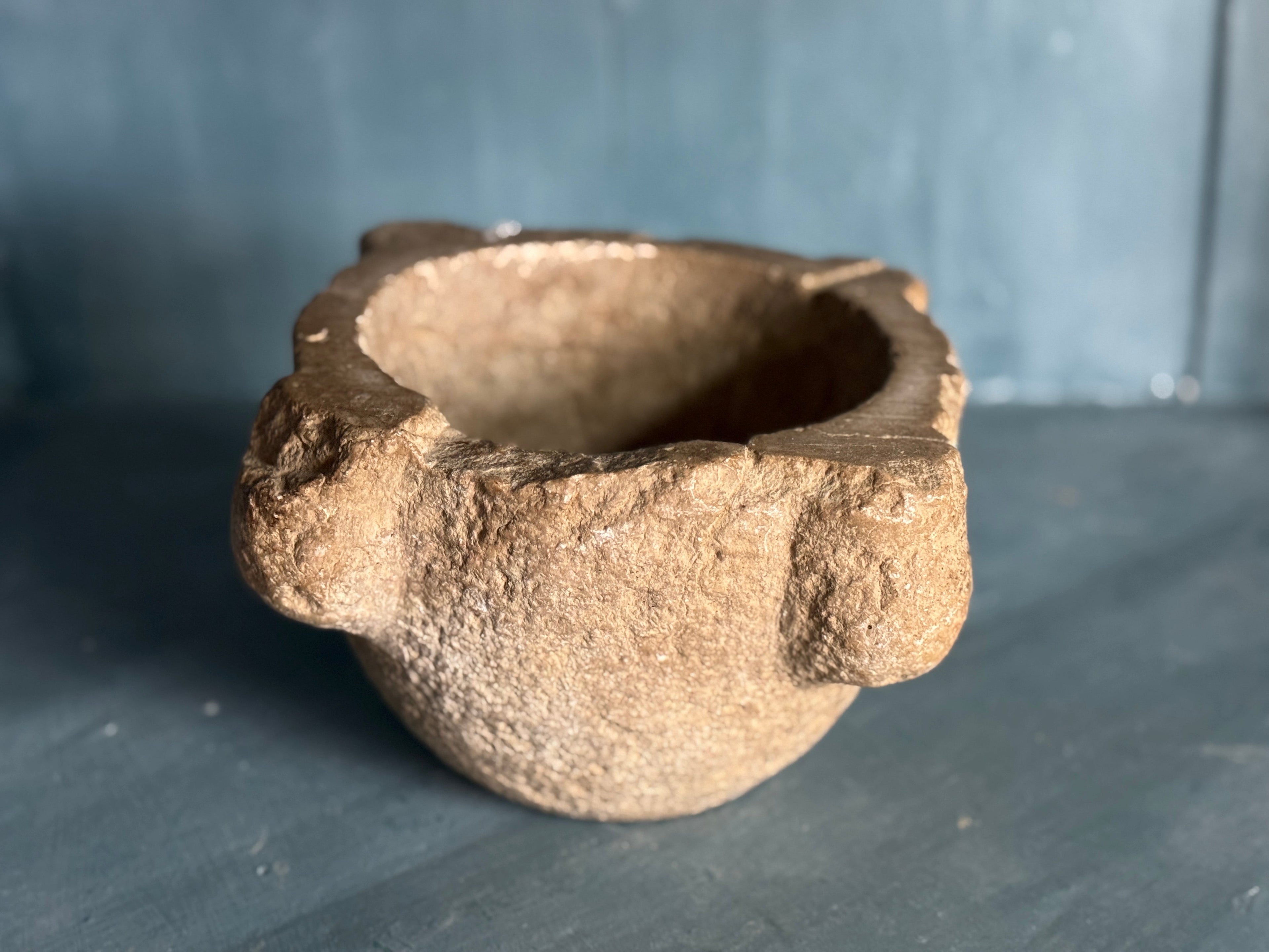 Mortier antique en pierre calcaire française