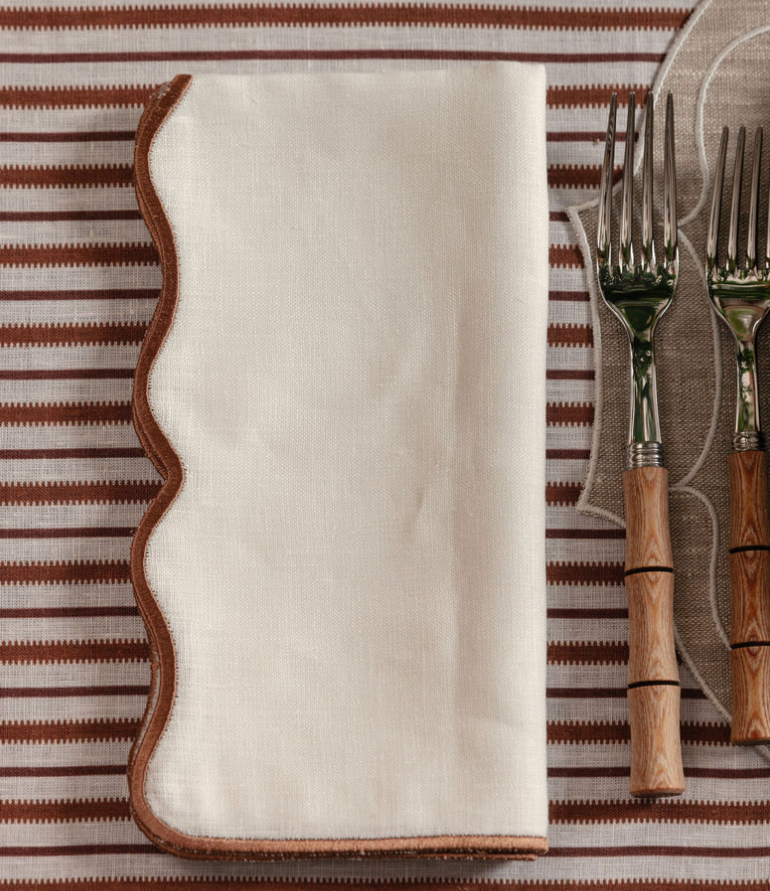Serviette en lin festonnée