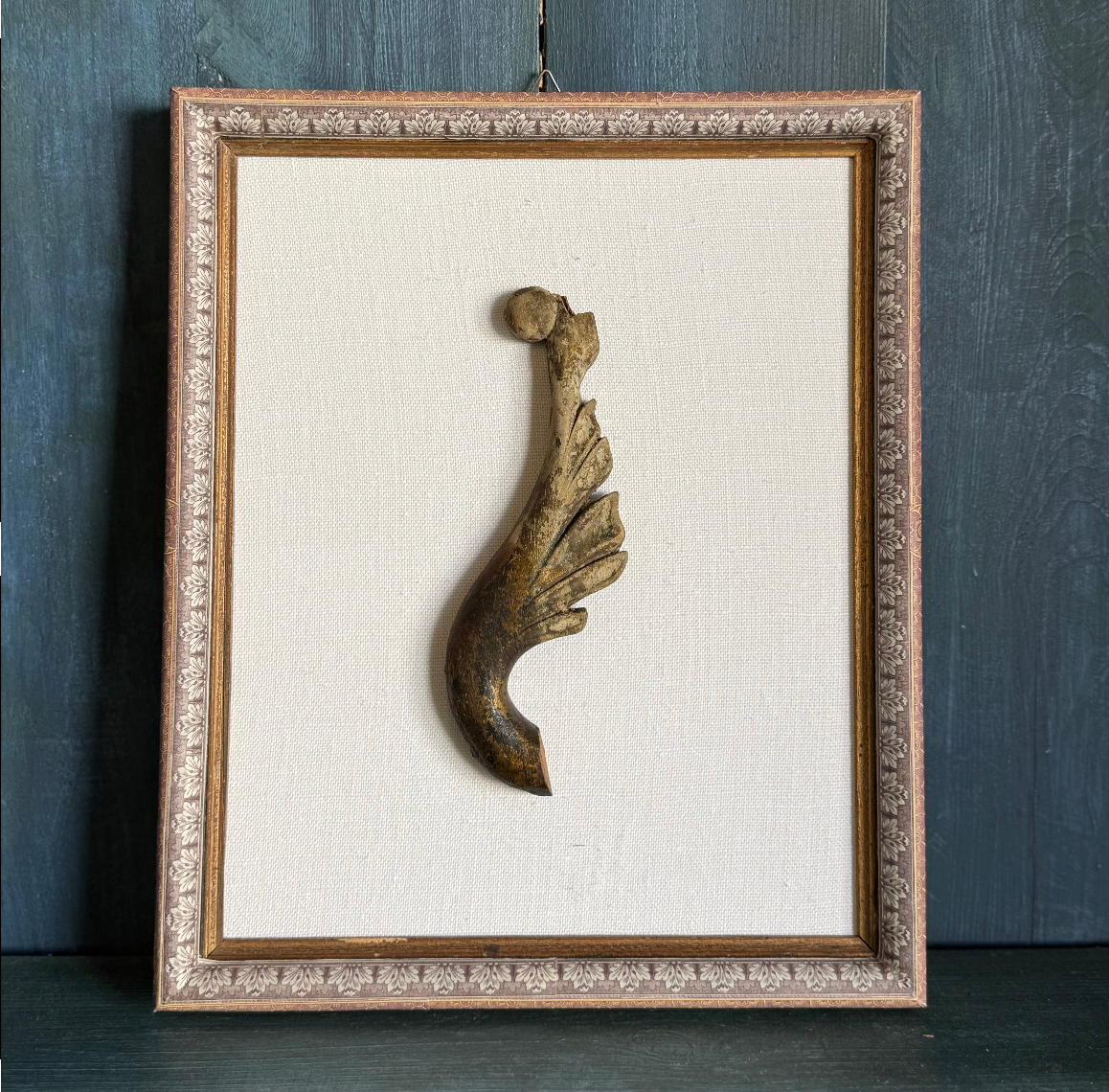 Cadre en papier fait main avec fragment de bois sur tapis en lin