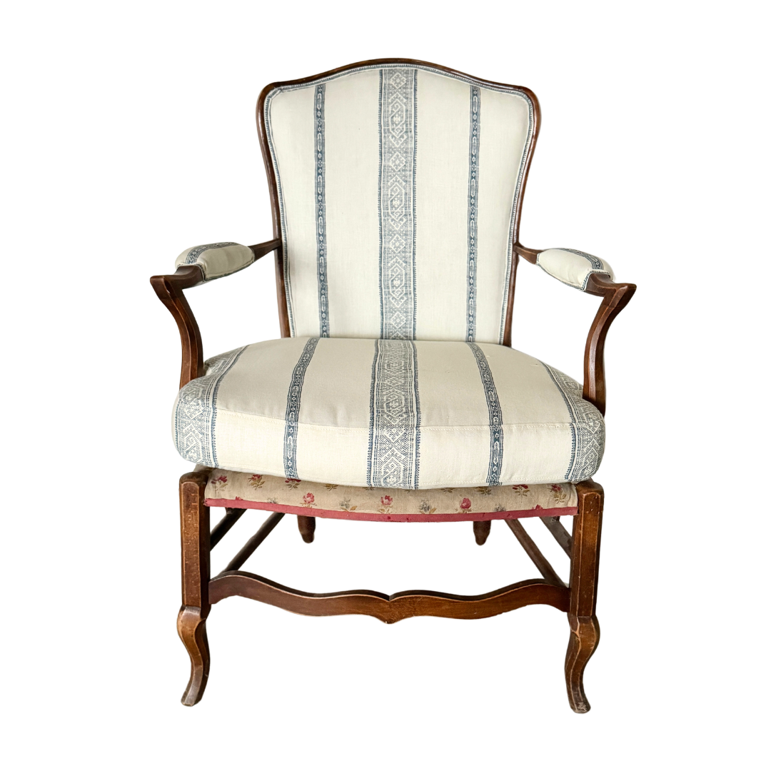 Fauteuil provençal en noyer avec nouveau tissu design, vers 1800