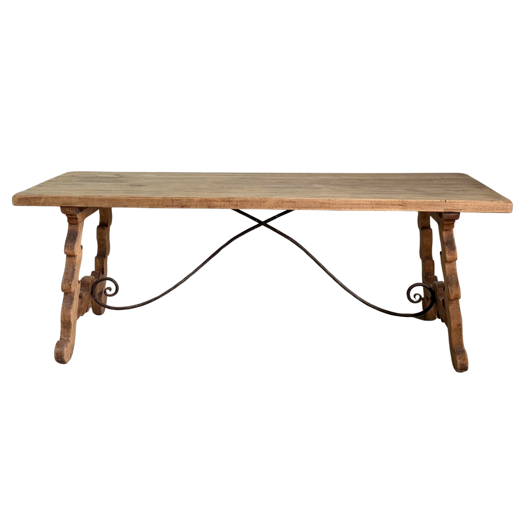 Table à tréteaux espagnole antique en chêne avec traverse en fer, vers 1920
