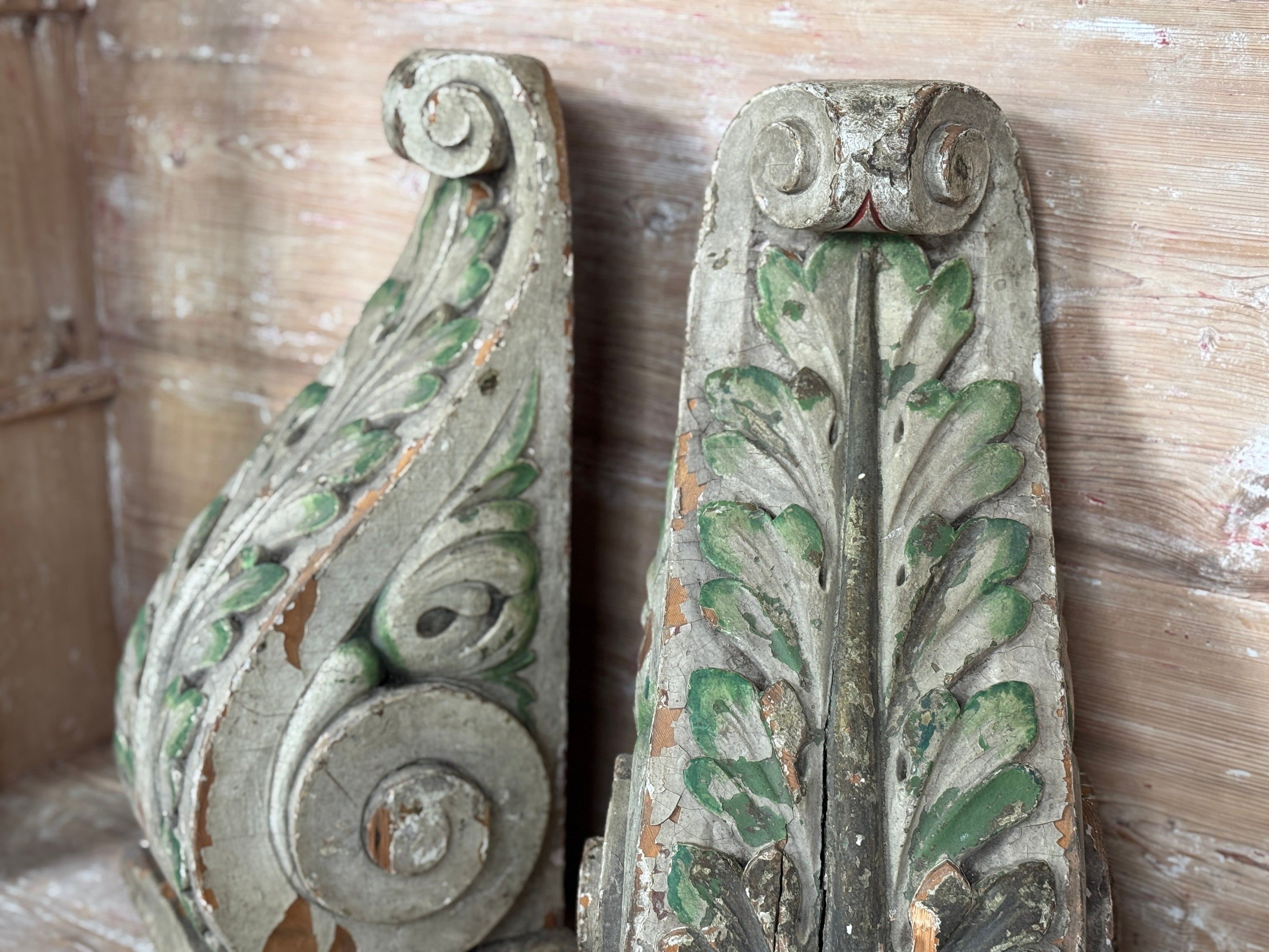 Paire de bases de consoles belges anciennes en bois sculpté