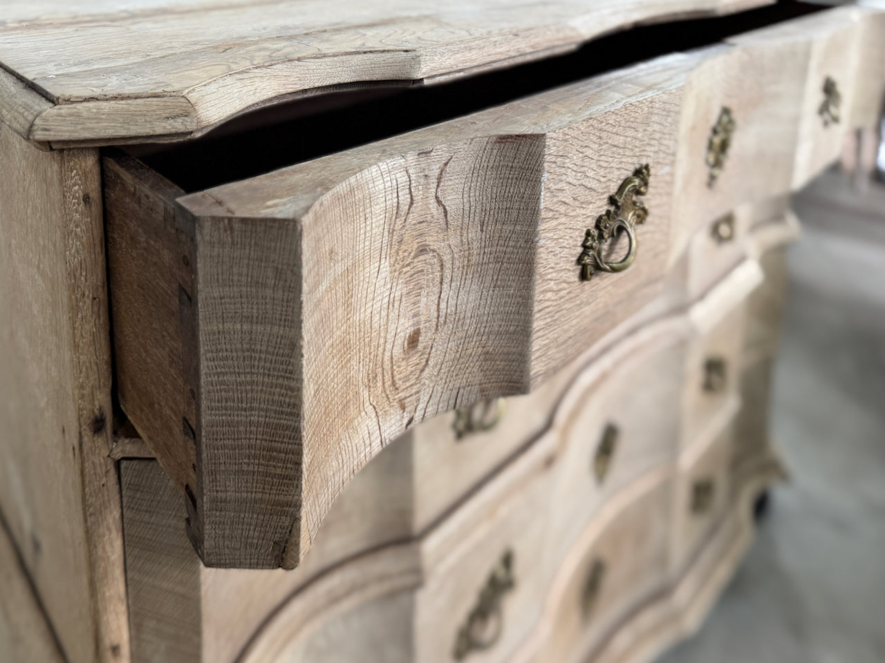 Commode danoise en chêne blanchi, vers 1800-1850