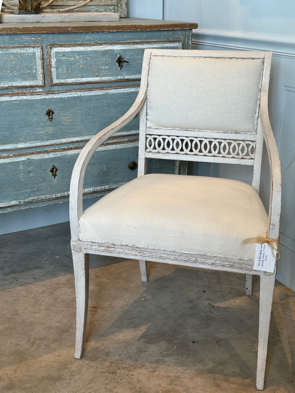 Paire de chaises antiques gustaviennes des années 1800 aux détails élégants