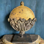 Fragment d'orbe belge antique doré sur support