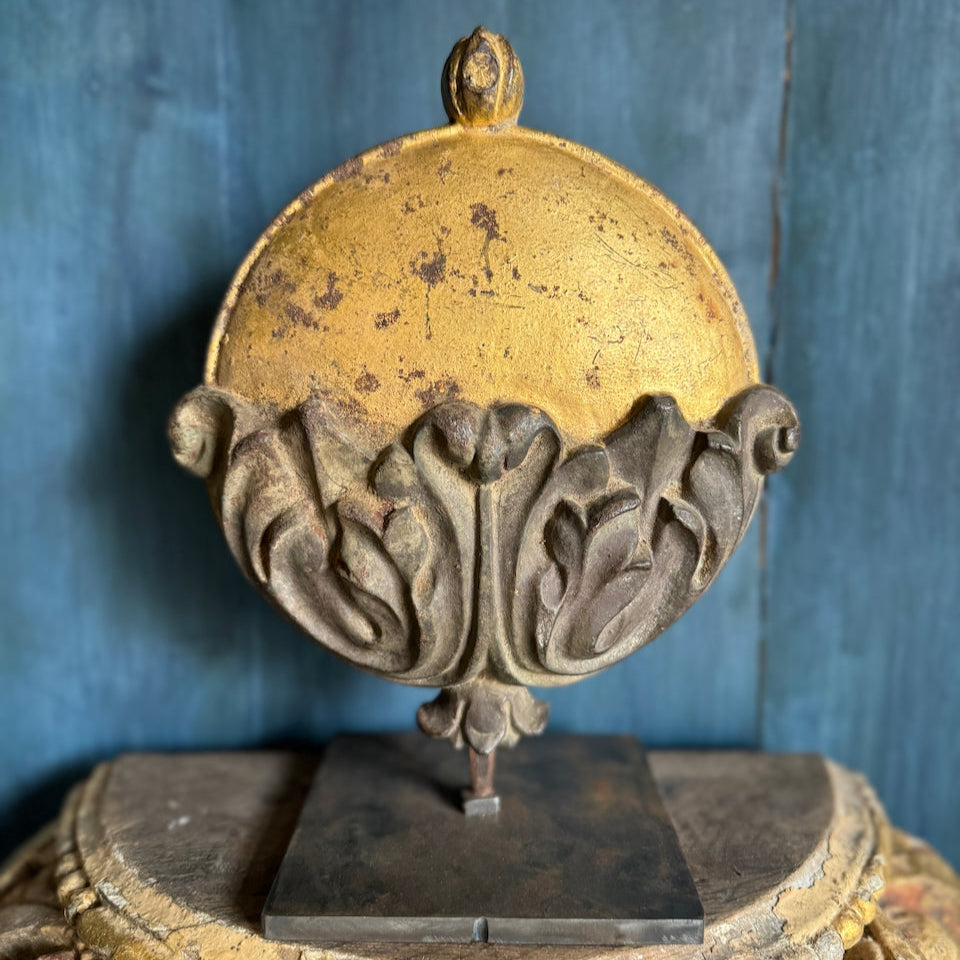 Fragment d'orbe belge antique doré sur support