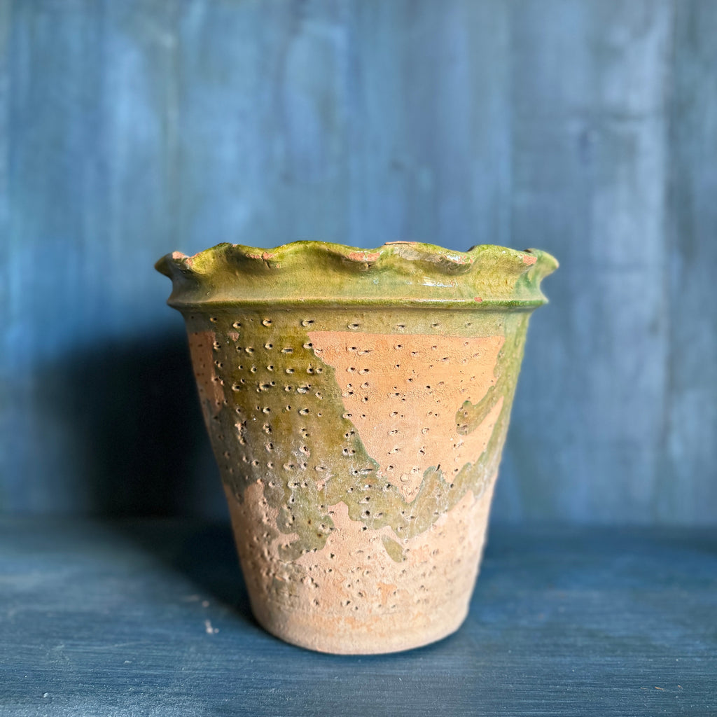 Pot vintage en terre cuite festonné avec détails émaillés verts 
