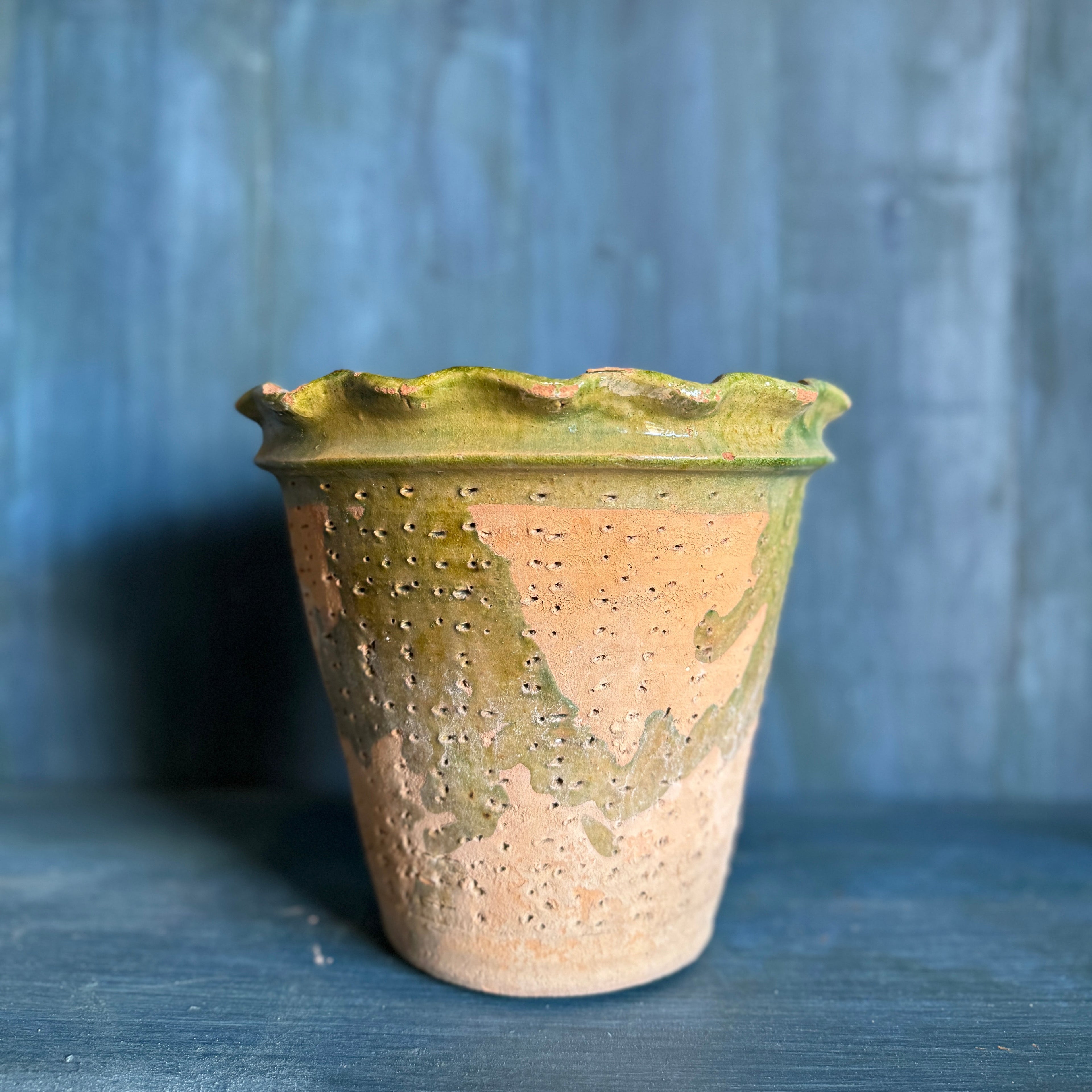 Pot vintage en terre cuite festonné avec détails émaillés verts 