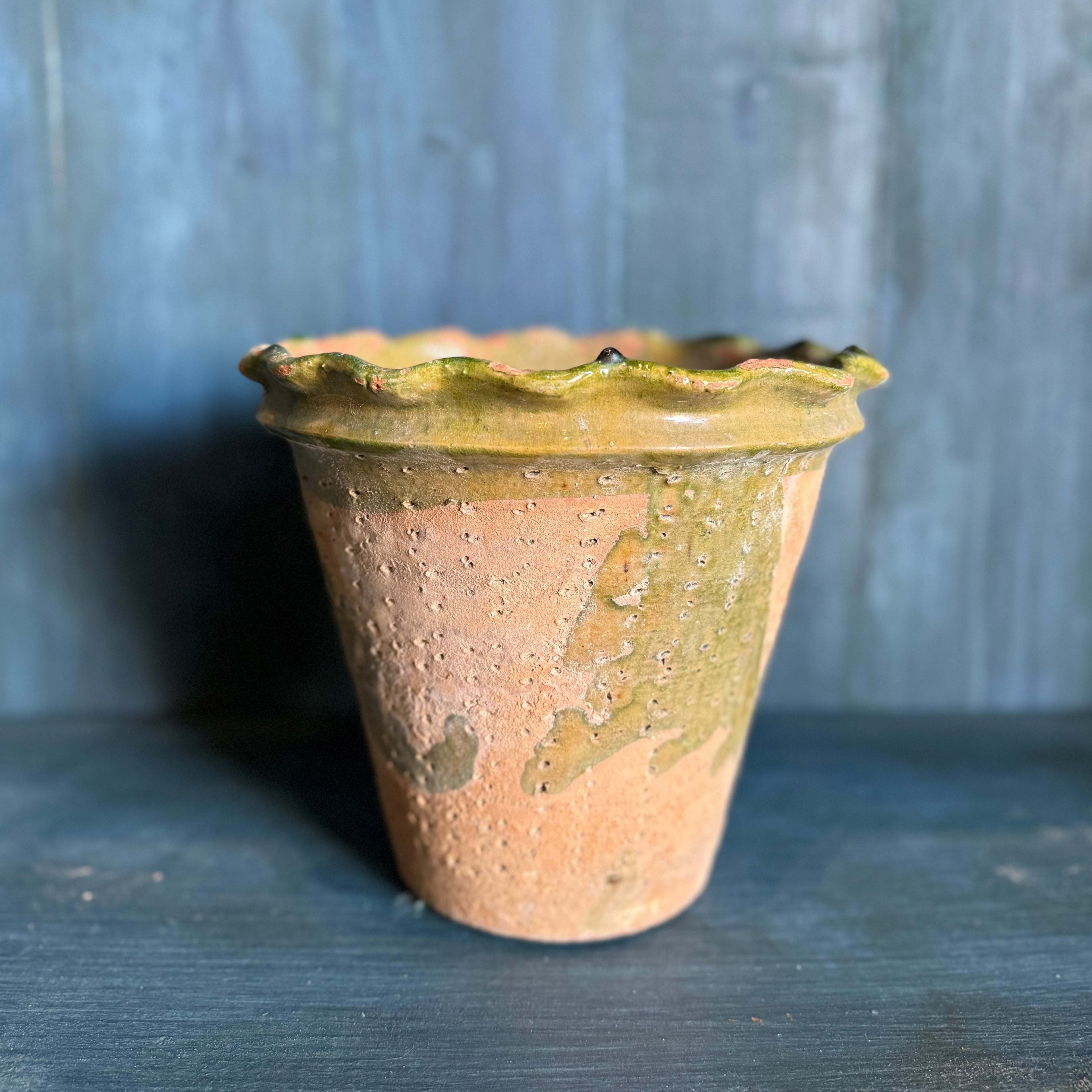 Pot vintage en terre cuite festonné avec détails émaillés verts 