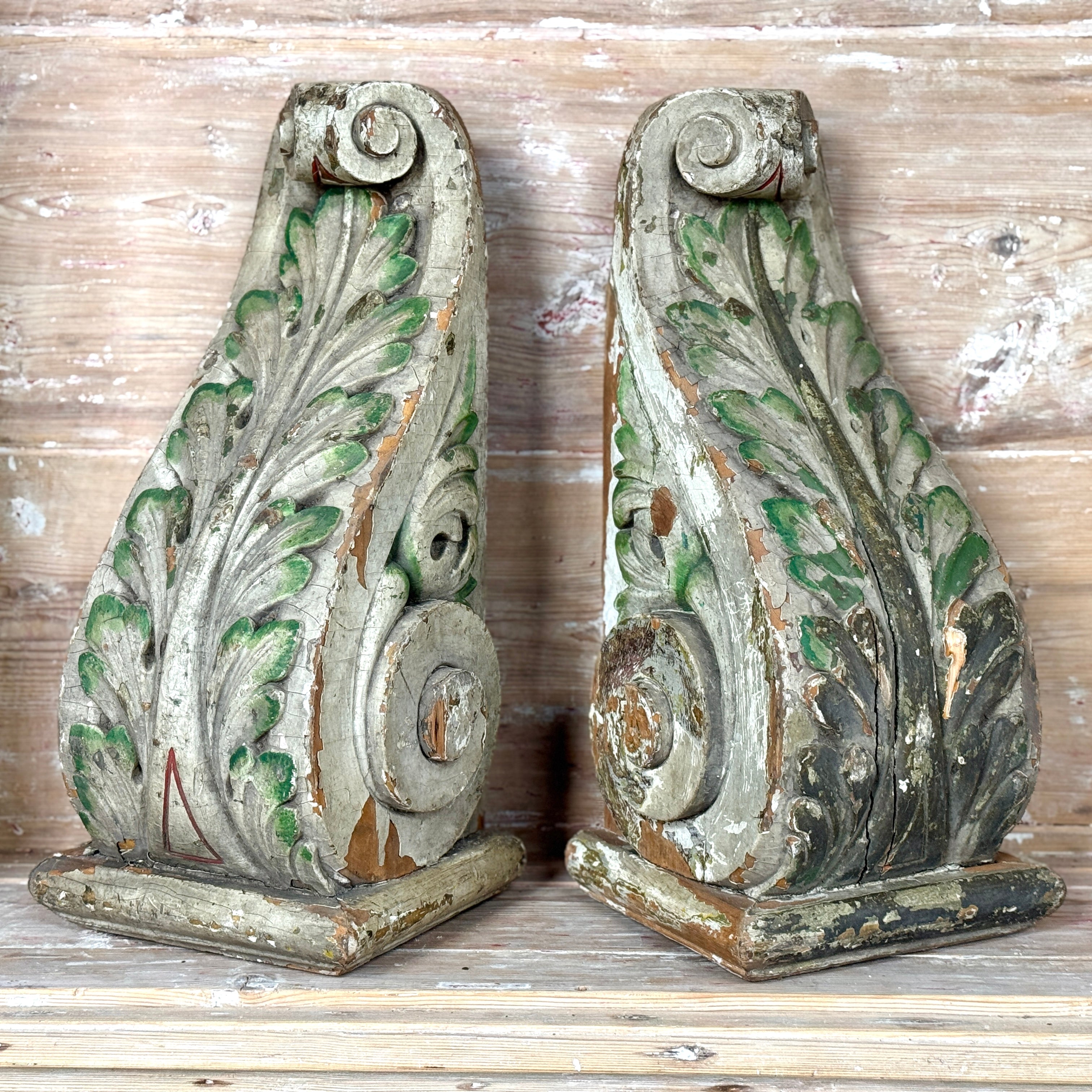 Paire de bases de consoles belges anciennes en bois sculpté