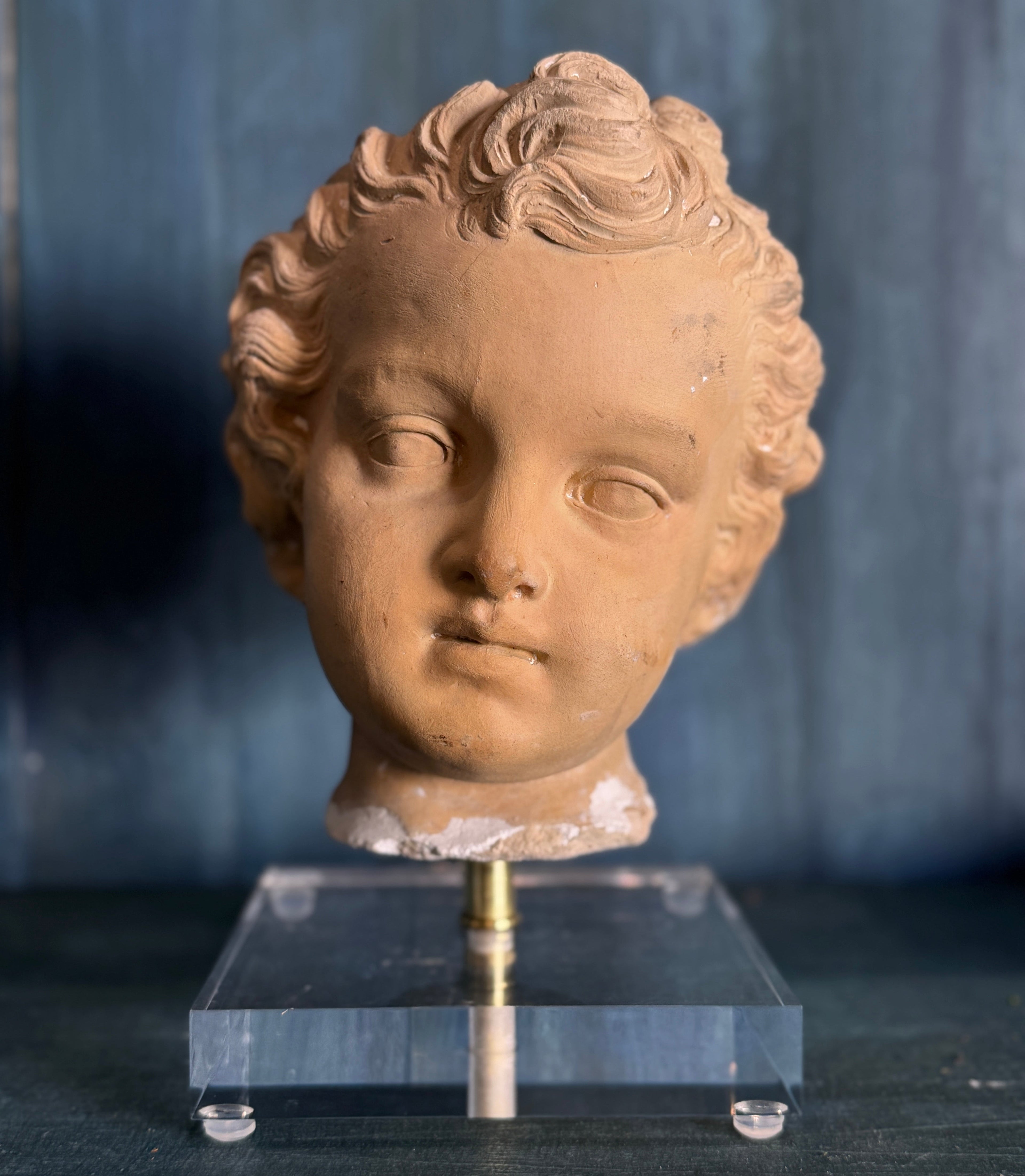 Fragment de buste antique en terre cuite française monté sur socle en acrylique